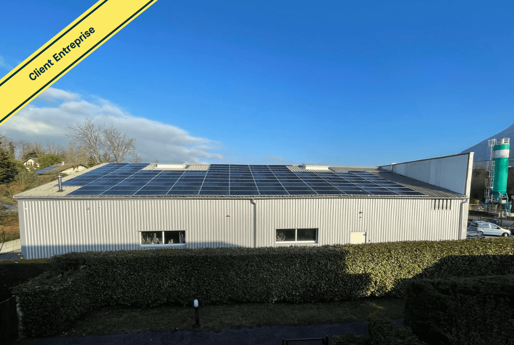 Photo d'un toit d’une entreprise à Viviers-du-Lac équipée de panneaux photovoltaïques dont l'installation a été faite par Solarock.