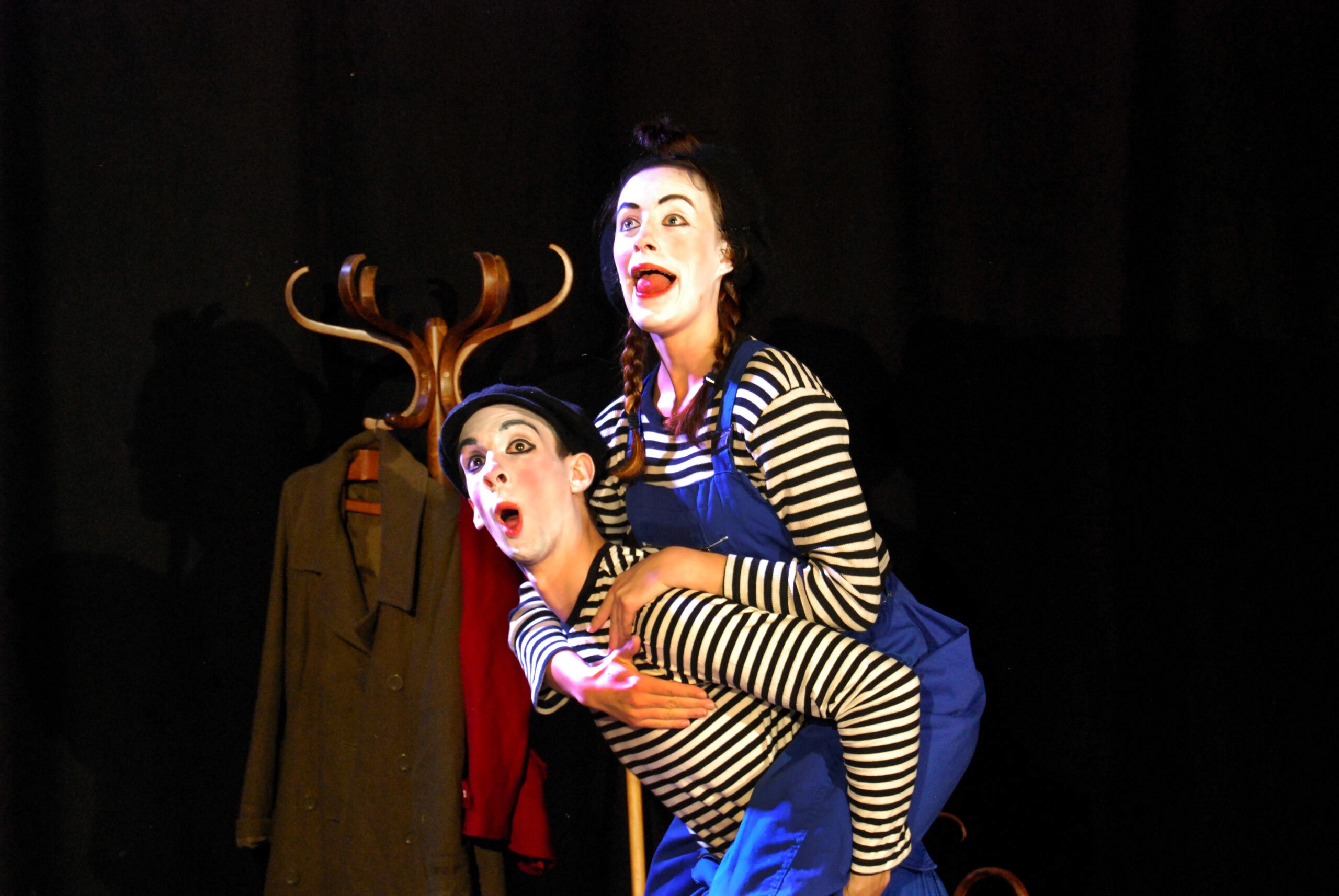 Deux artistes habillés en clown sur scène