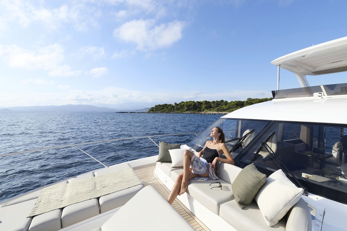 Mujer relajándose en un yate Princess