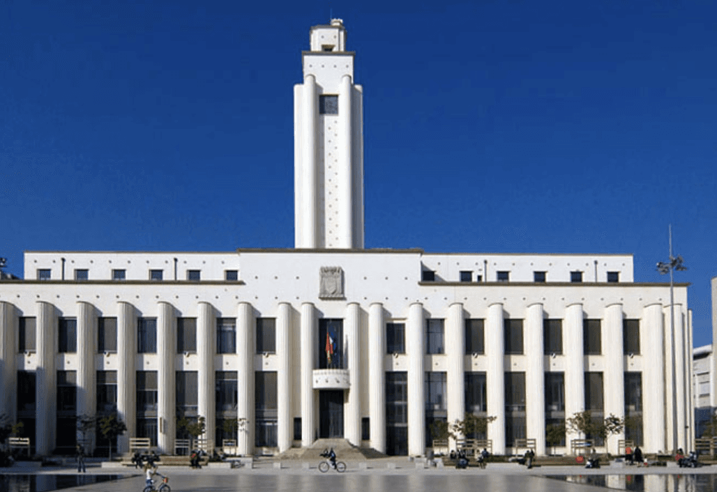 Couvreur Villeurbanne posant des tuiles en terre cuite sur un immeuble ancien avenue Henri Barbusse