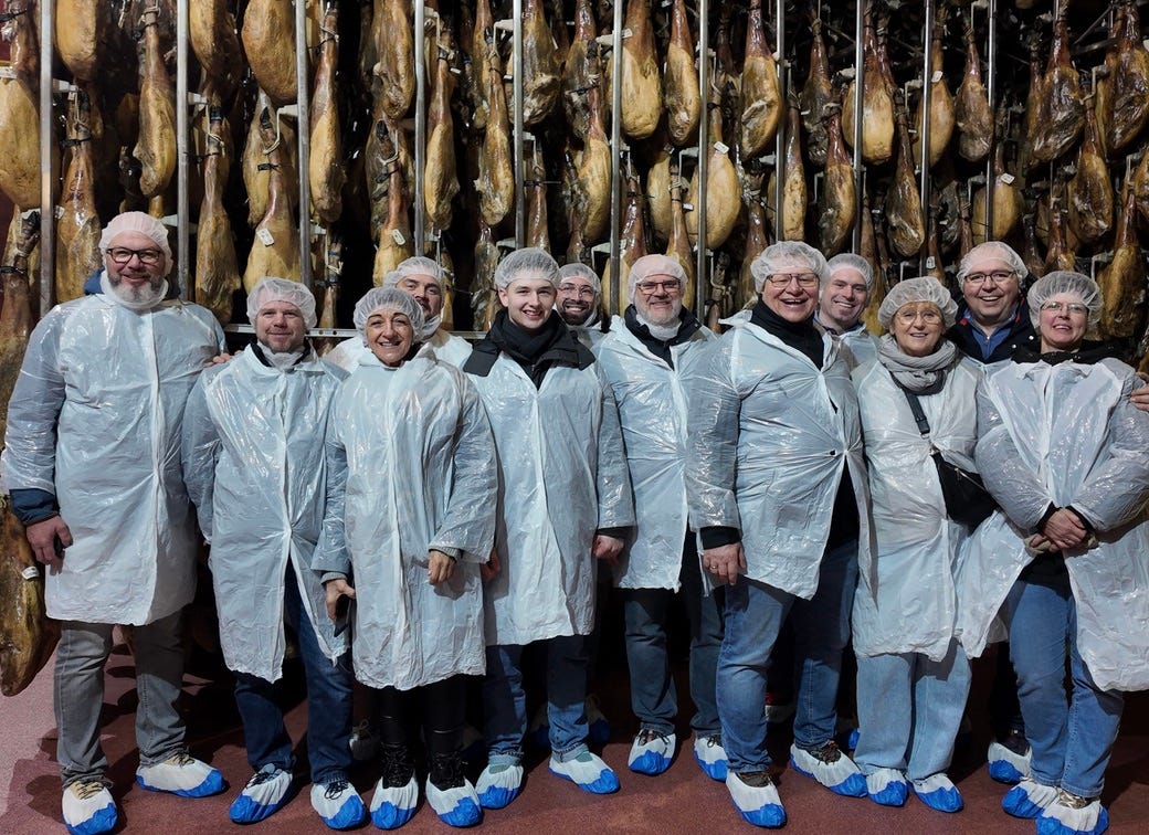 Reisegruppe in einer spanischen Schinkenreifung