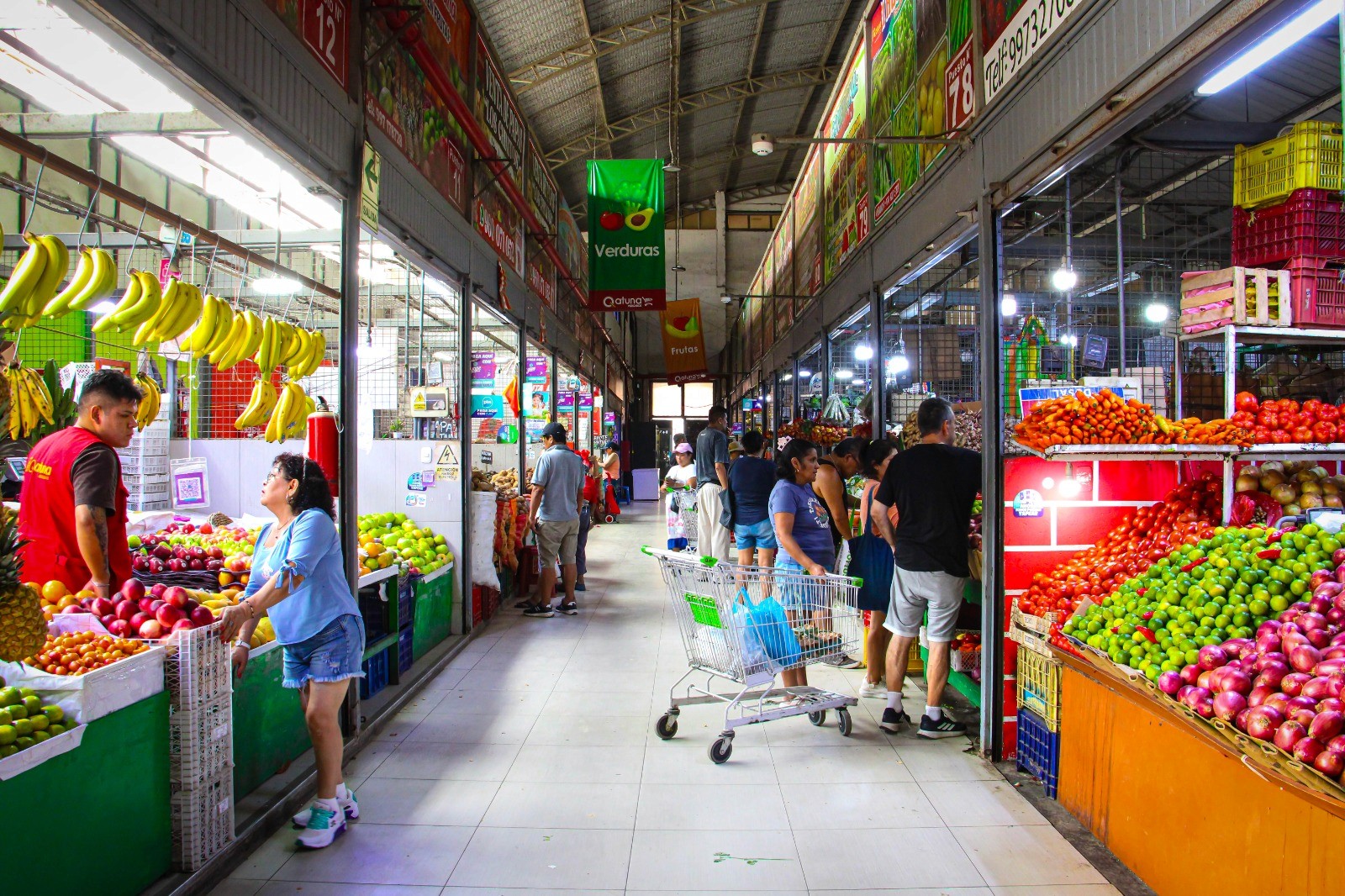 Pasillo comercial de Qatuna con puestos de frutas y verduras