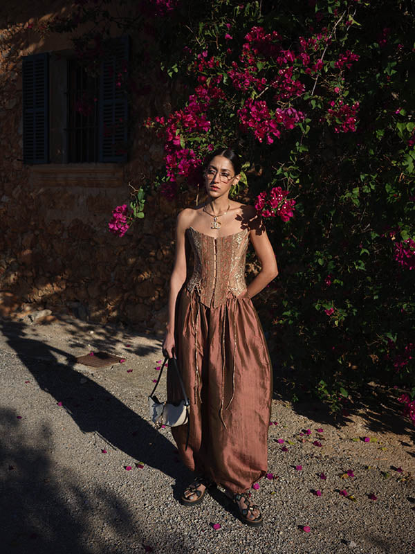 Raina is our one-of-a-kind four-panel corset, handcrafted in-house using a vintage silk saree. The structured silhouette features V-cut detailing at the front, along with lace-up panels on both the front and back,