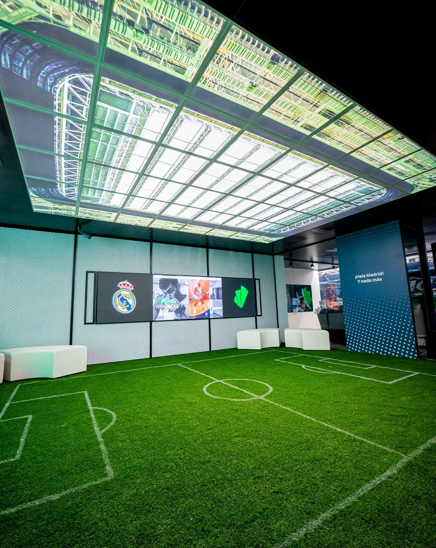 Espacio moderno con césped artificial simulando el interior del Estadio Santiago Bernabéu.