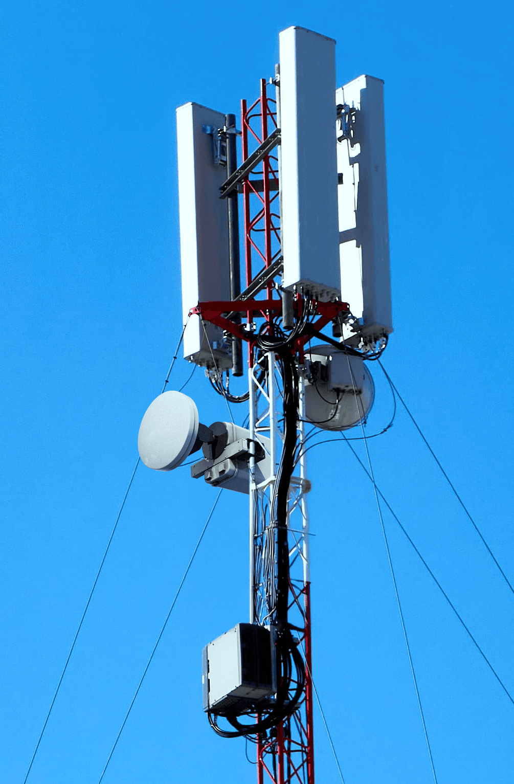 acculink technology on a 5G tower against a blue sky