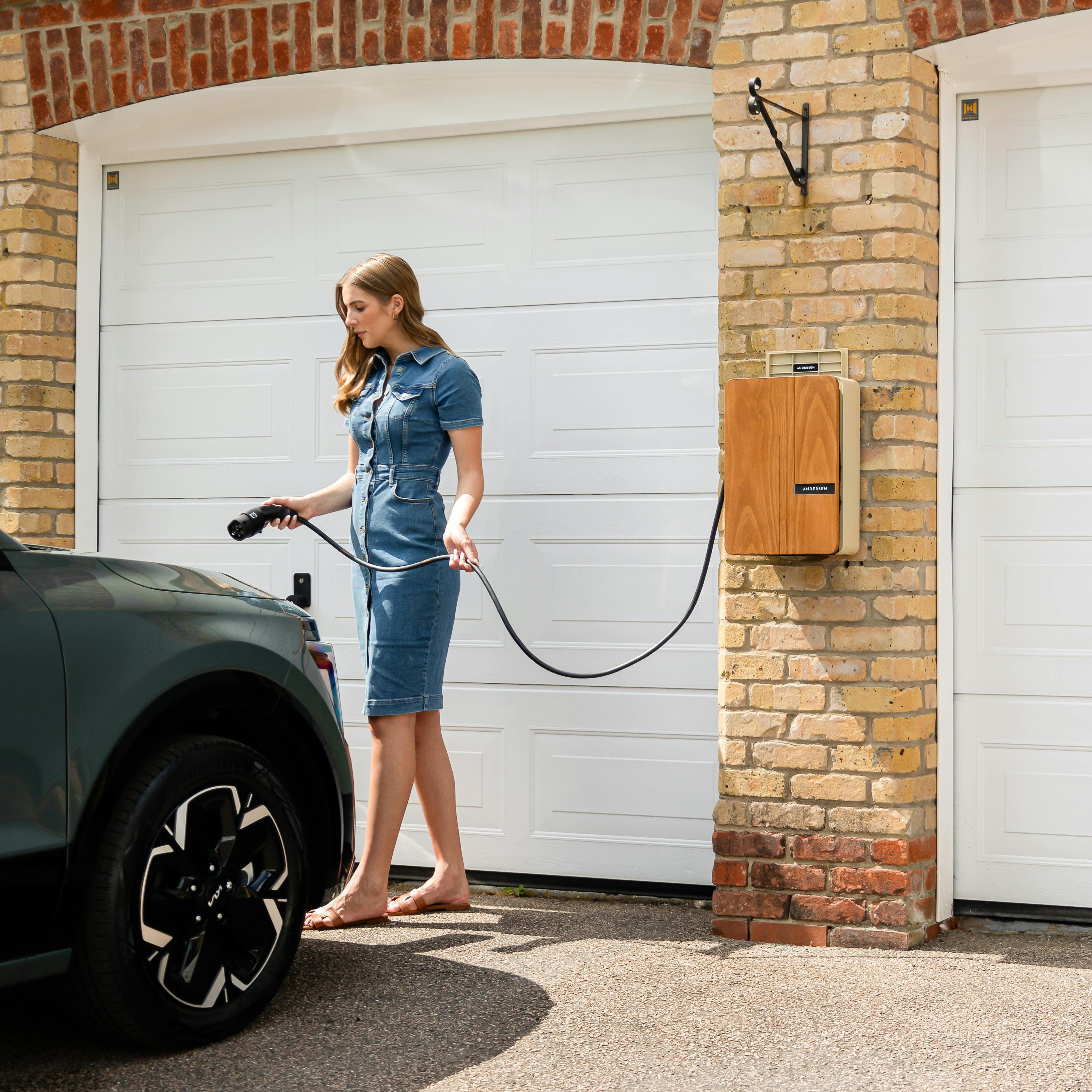 femme qui recharge son véhicule électrique