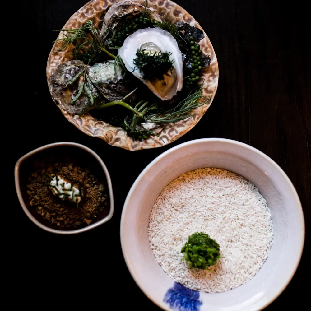 Snacks: Oyster, Mango, Green Peppercorn / Salted Mackerel, Puffed Rice, Cowslip Creeper / Sunchoke, Green Spur Chili