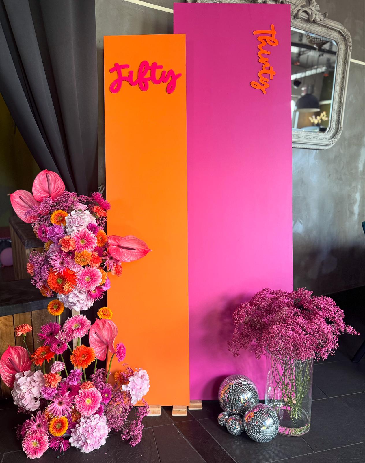 Bunte Dekoration für einen kombinierten 30. und 50. Geburtstag