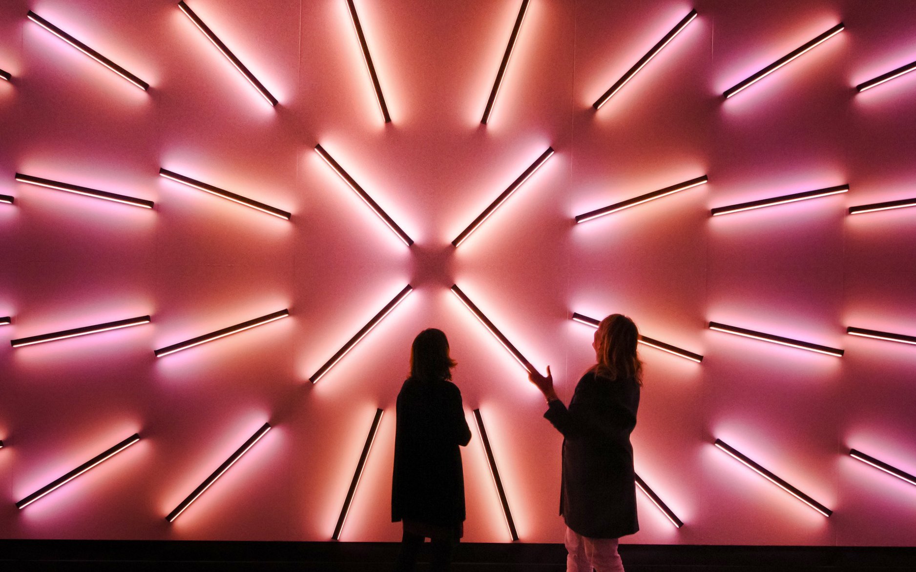 賓客於 Signal Space 數碼藝術畫廊欣賞發光藝術裝置。