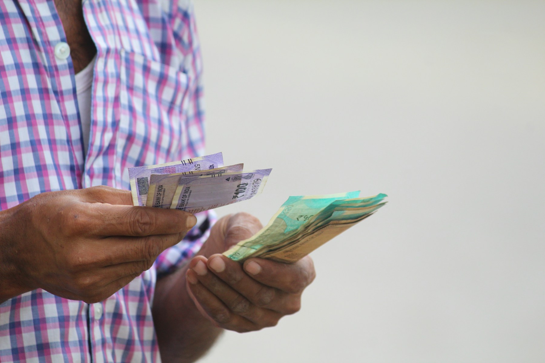 Un cambiste échange des billets de main à main.