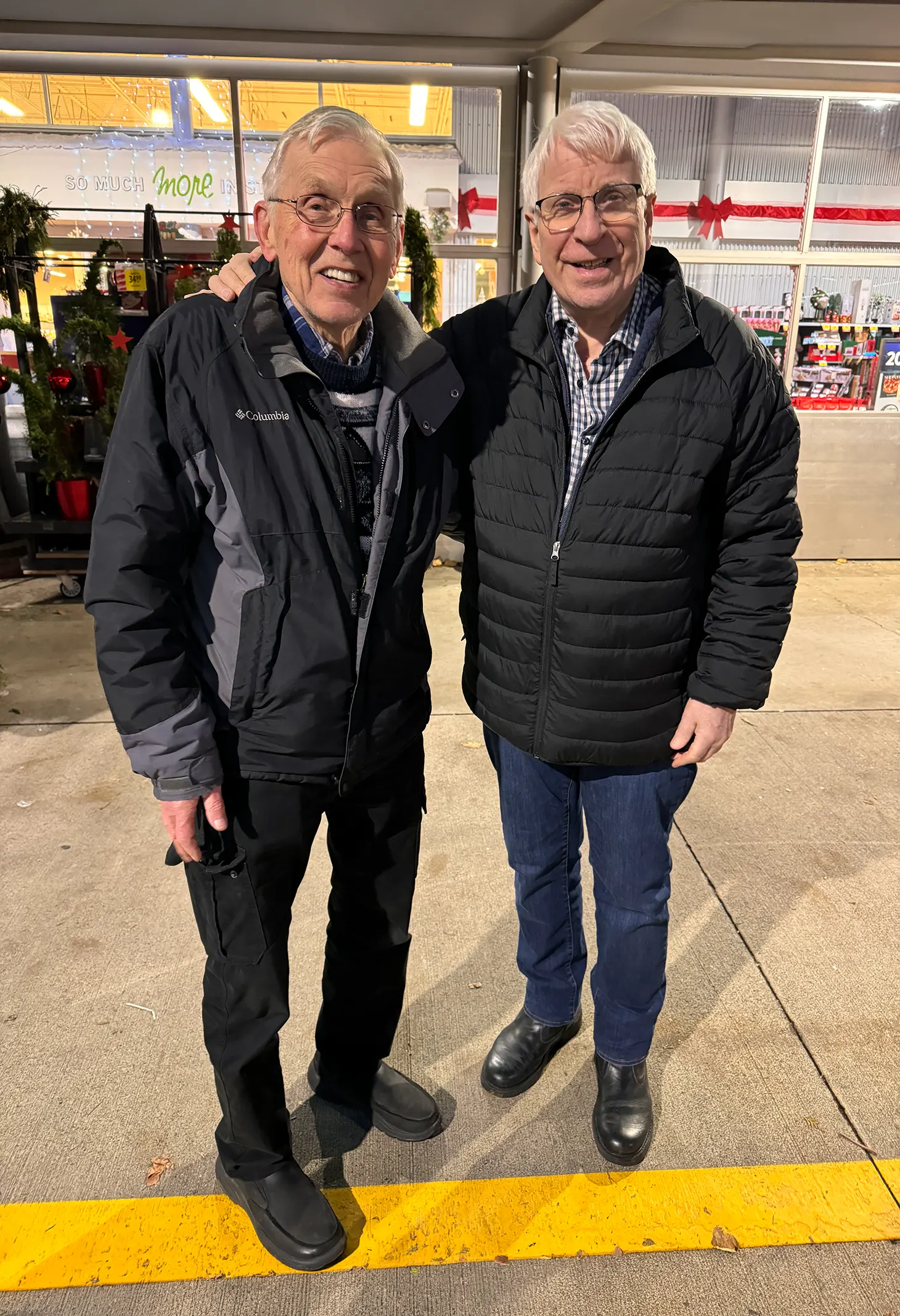 Bilde av Ken og Svein-Magne utenfor kjøpesenteret i Abbotsford, Canada.