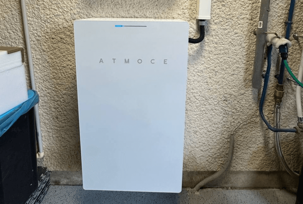 Photo d'une batterie Atmoce à Thennes en France équipée de panneaux photovoltaïques dont l'installation a été faite par Solarock.