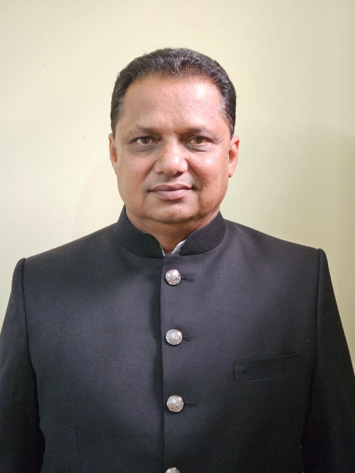 Man wearing a turban and sunglasses outdoors.