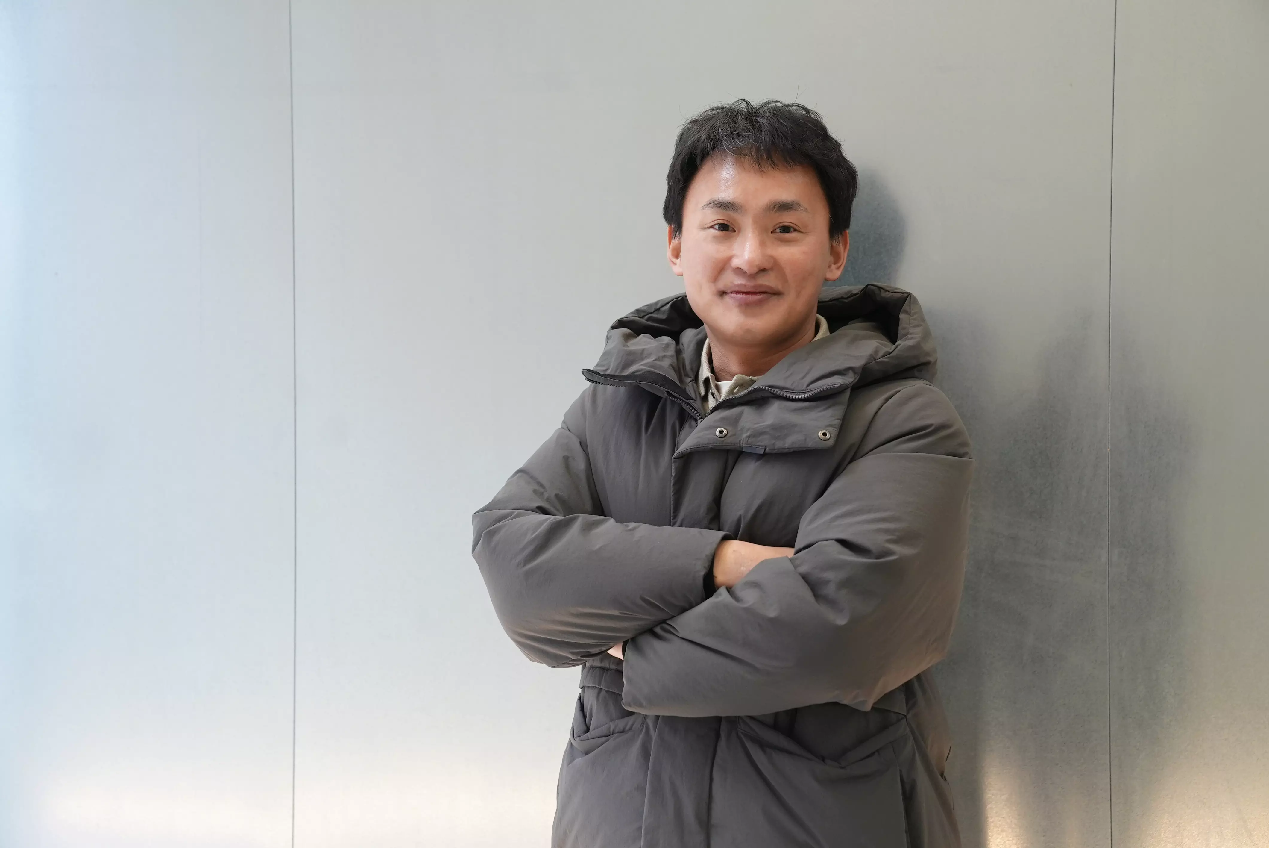 쏘카 박정우 과장이 팔짱을 끼고 웃고있는 모습