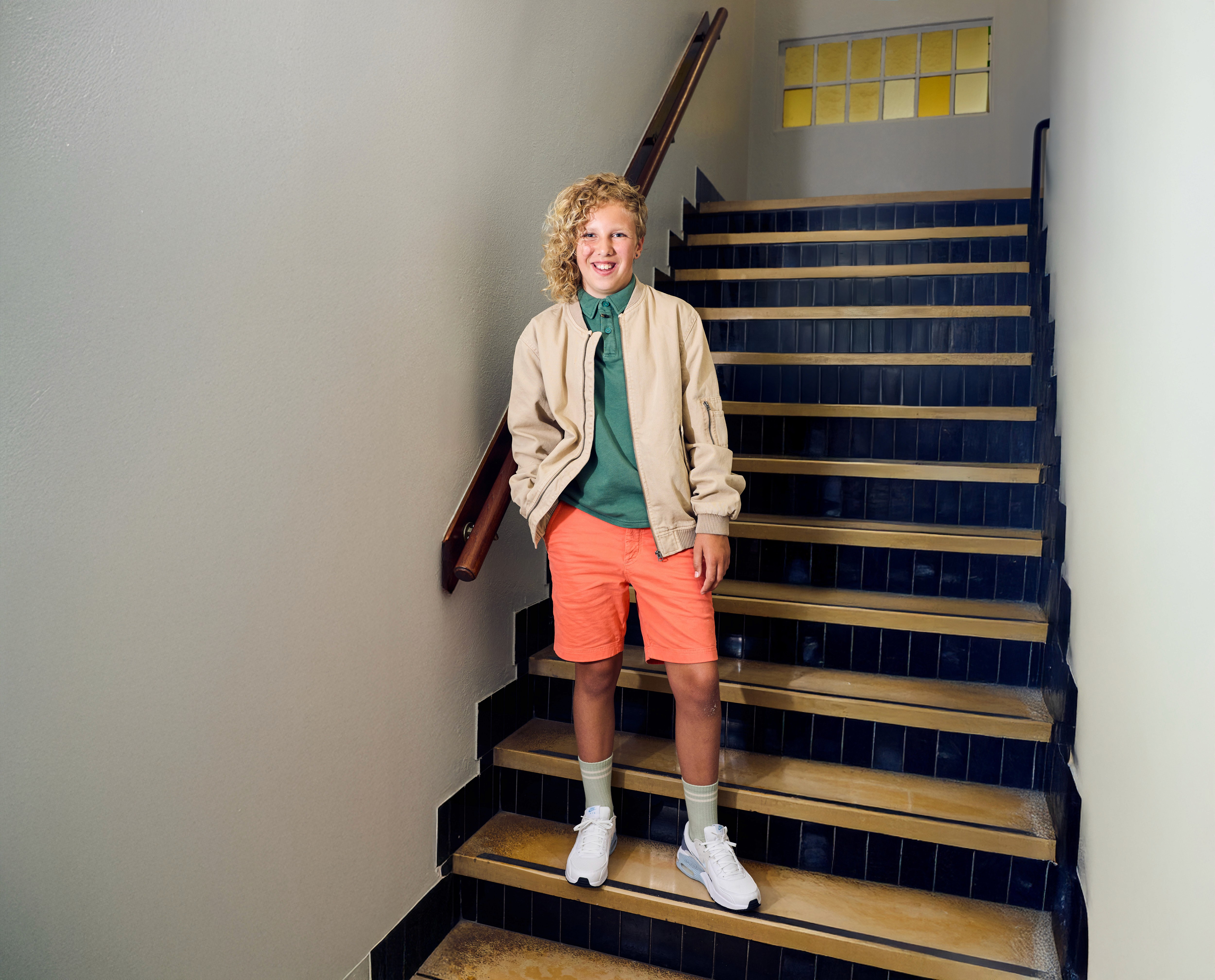 Meisje in korte broek op trap