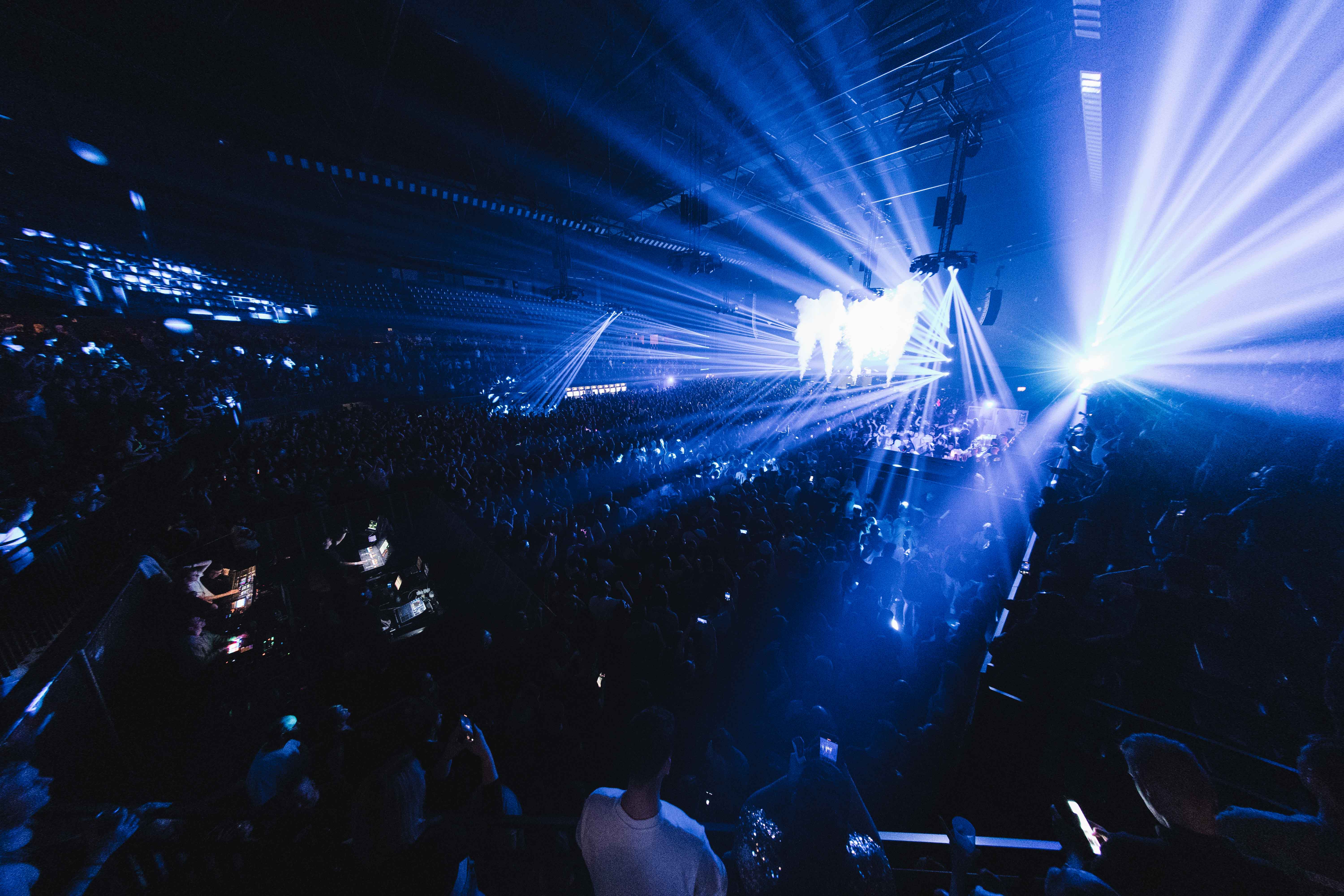 reverze 2025 lotto arena blue concert lighting
