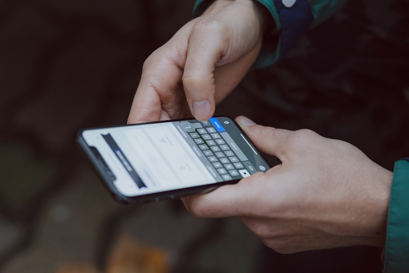 Persona ingresando un código en su celular