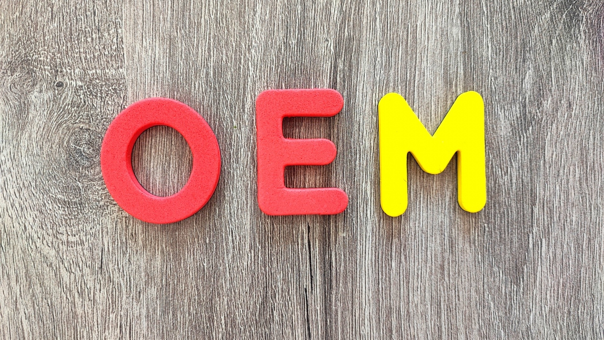 赤と黄色のOEMの文字