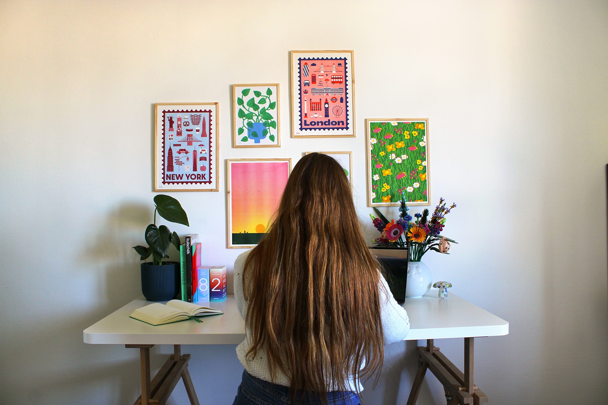 Julie de dos avec des posters au mur