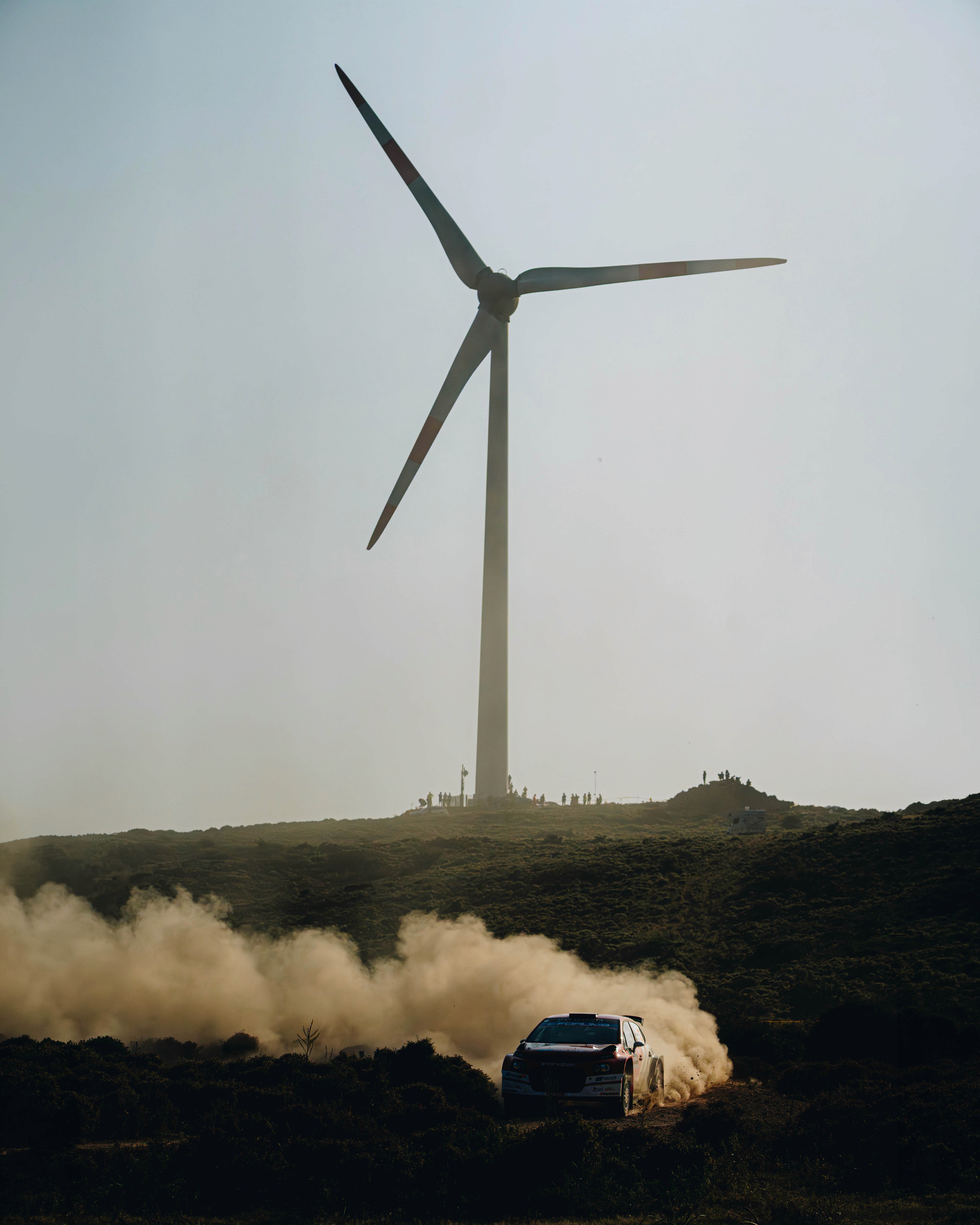 Render vista tre quarti frontale di Kia EV6 in ambiente architettonico moderno e minimalista in stile advertising.