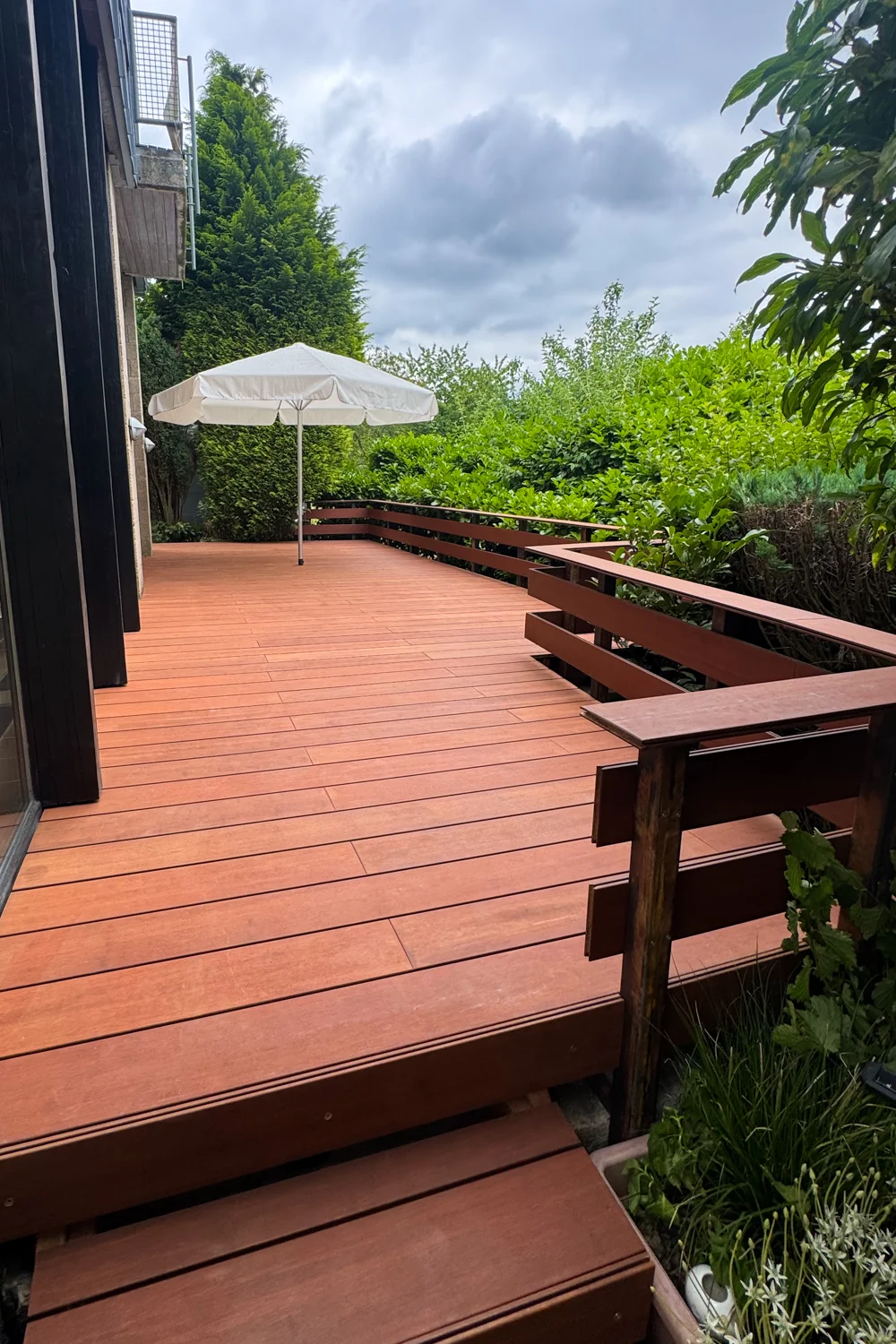 Holzterrasse mit Treppe und Geländer