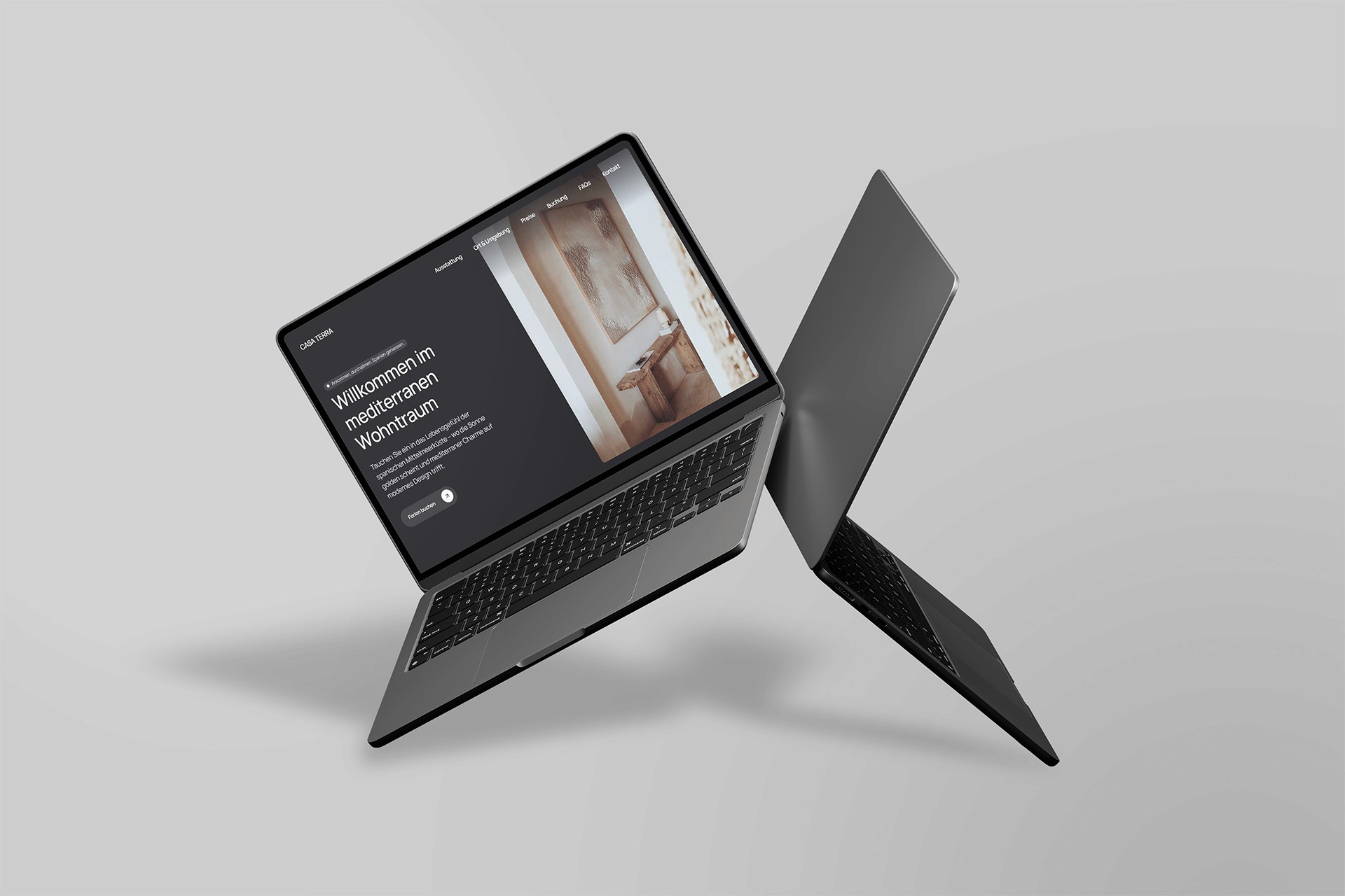 Laptop mit Webseite der Ferienwohnung Casa Terra mit Informationen zu Unterkunft und Umgebung.