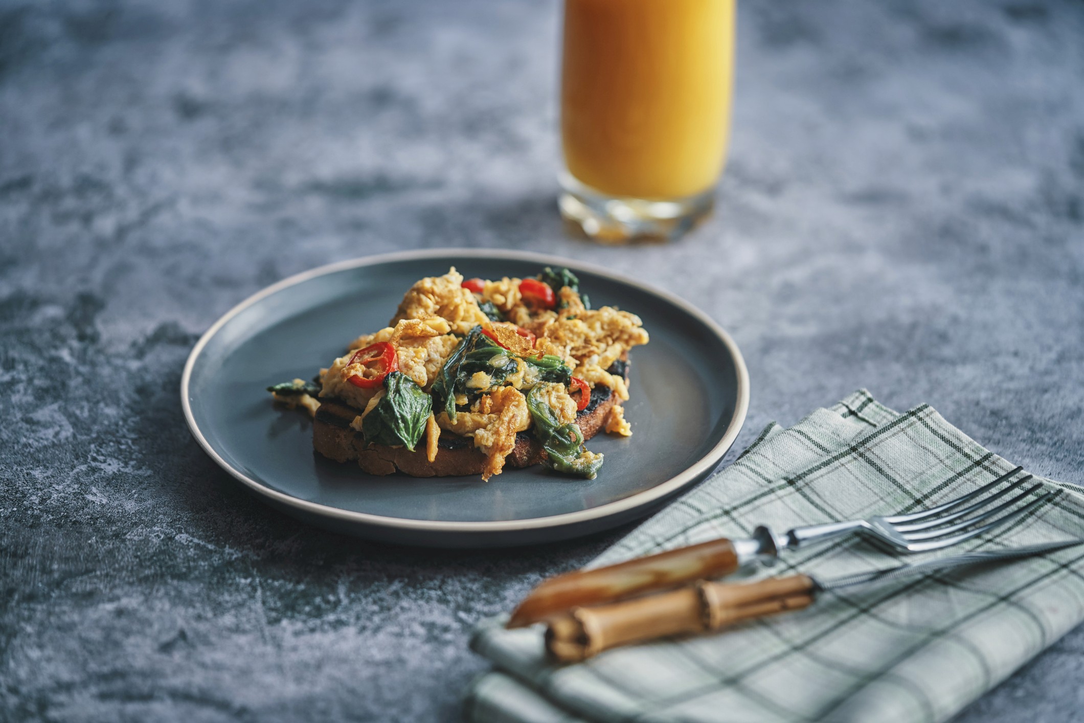 A plate of scrambled eggs served with white toast, a suitable low-fiber recovery meal after moving past clear liquids.