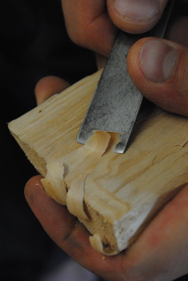 Détail d’une pièce en bois tournée à la main