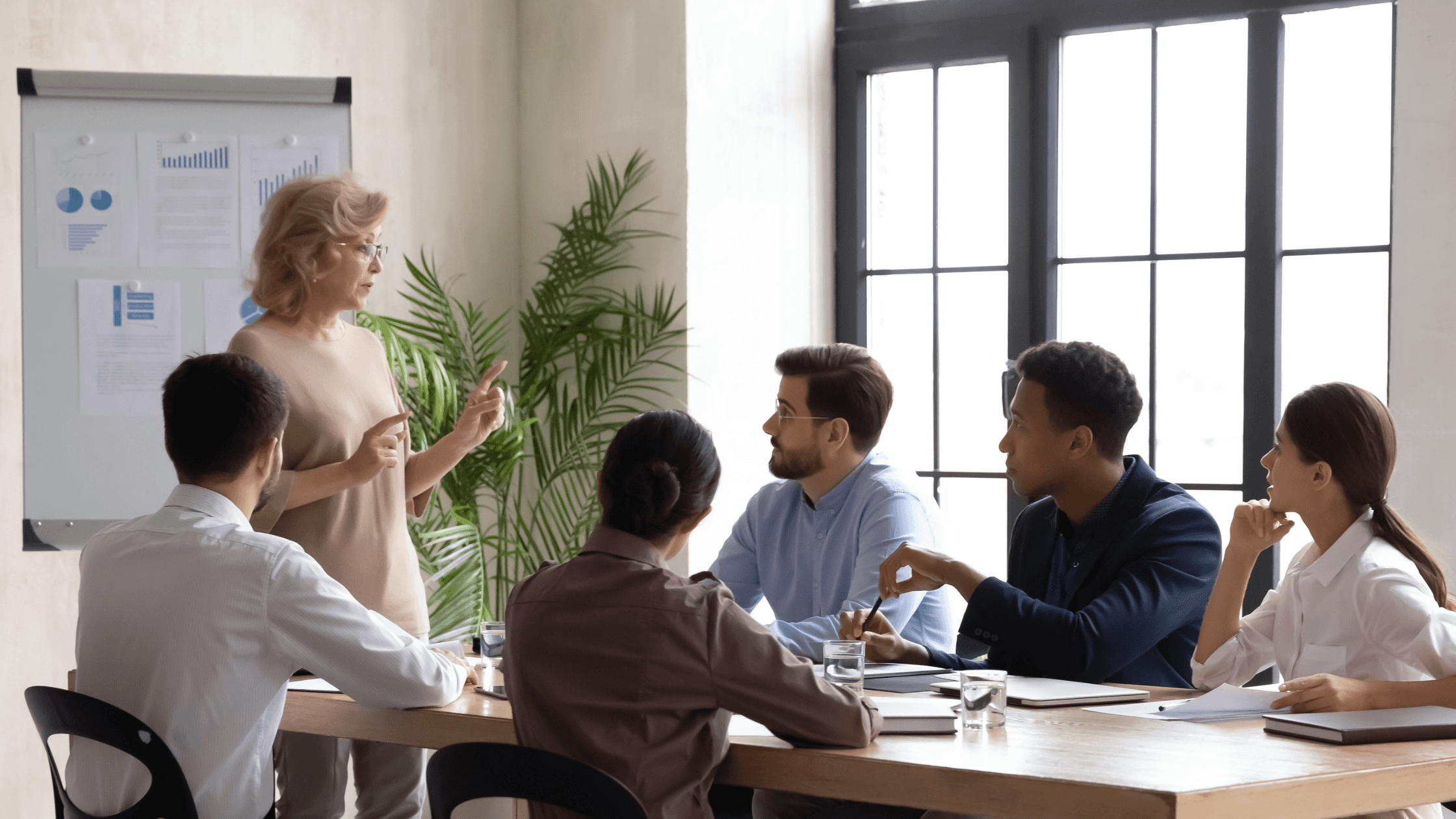 Ein Verkaufsteam das an der Vertriebsstrategie für arbeitet
