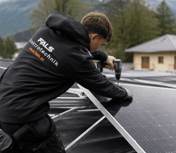 Elektrotechniker bei der Arbeit an einer modernen Installation