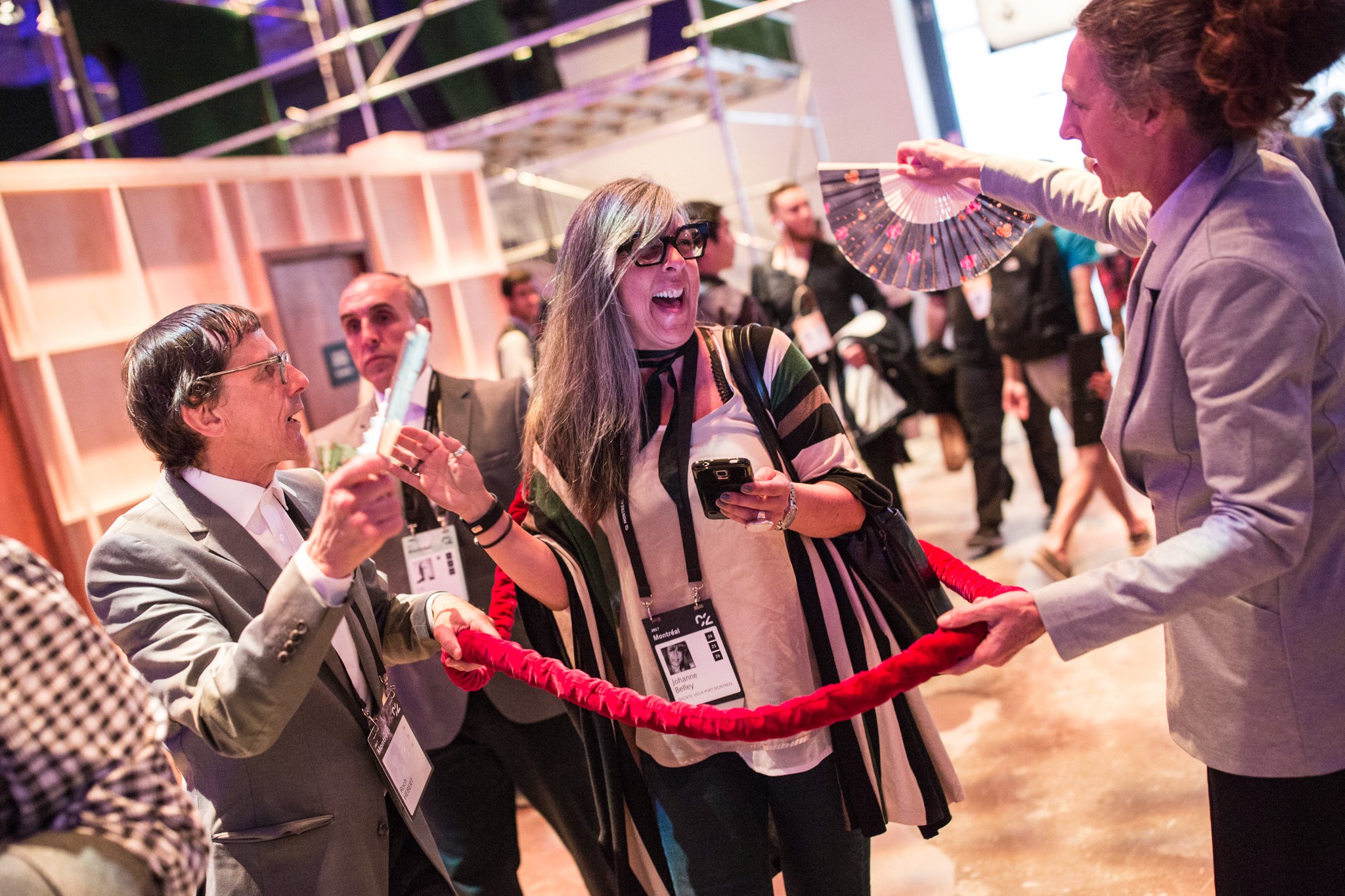Los asistentes haciendo networking y conectándose durante un evento C2, construyendo relaciones en un ambiente social animado.