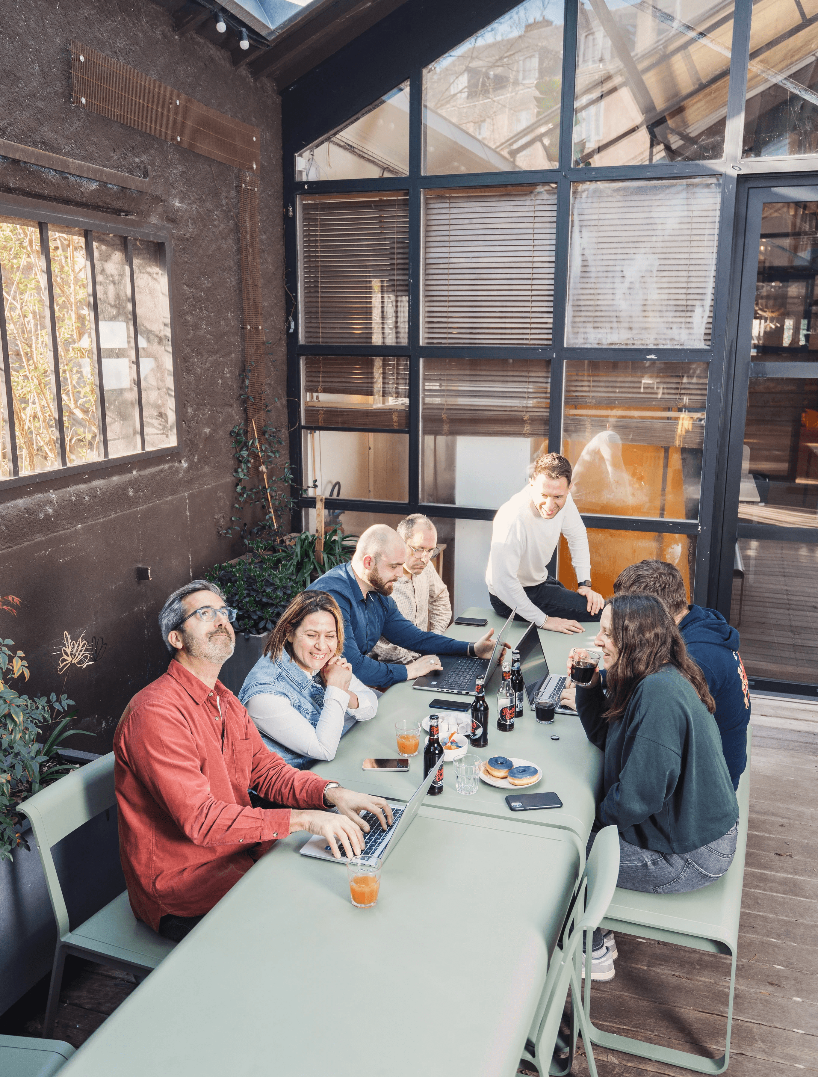 groupe de personnes installé autour d'une table