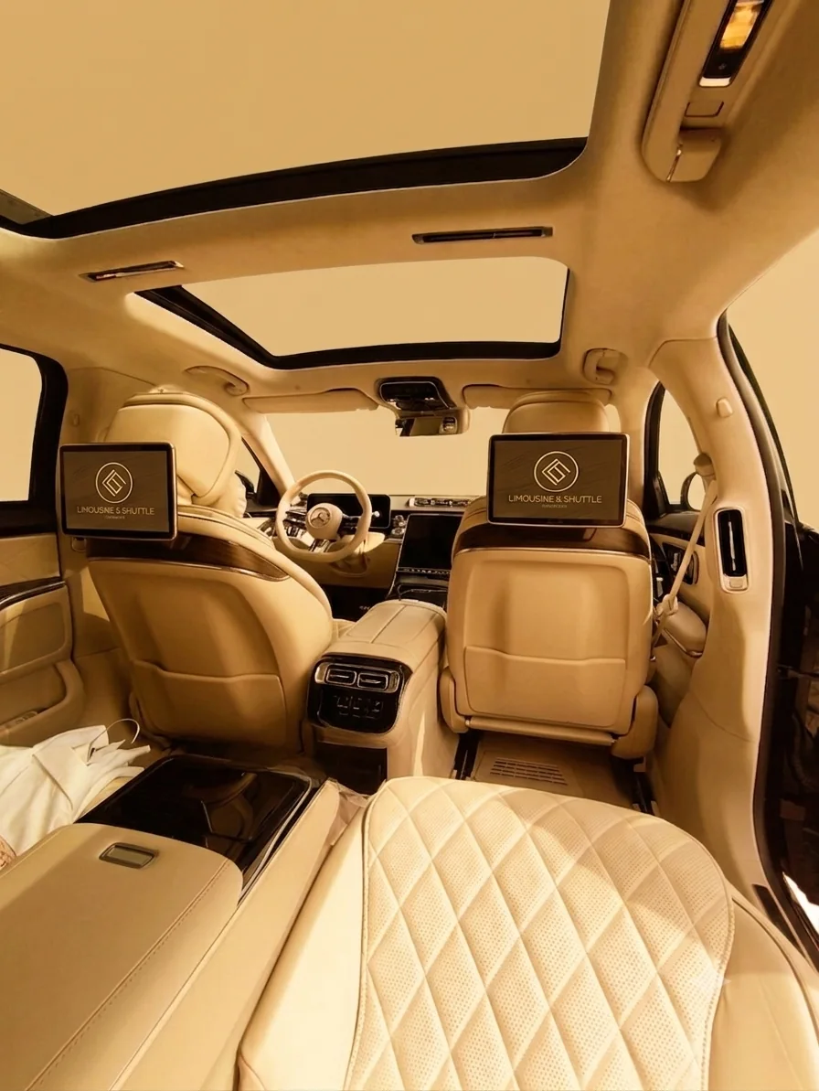 Fond der Mercedes-Benz S-Klasse Lang mit heller Lederausstattung und Panoramadach