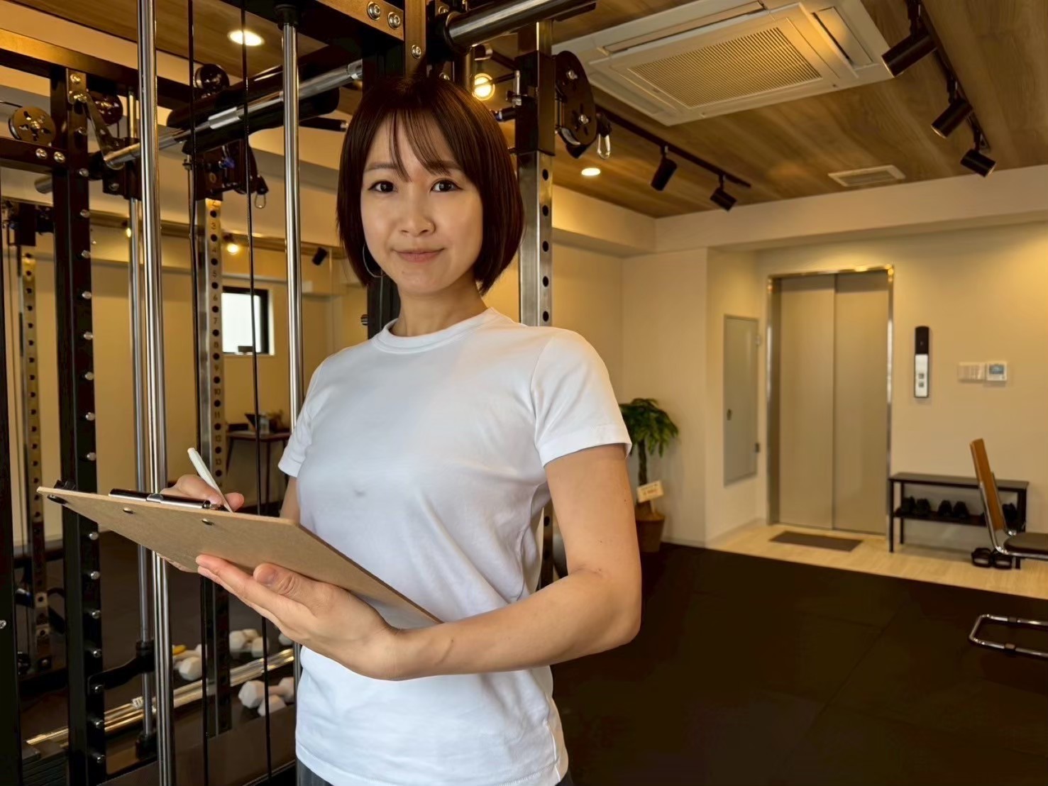 女性トレーナーとランジトレーニング