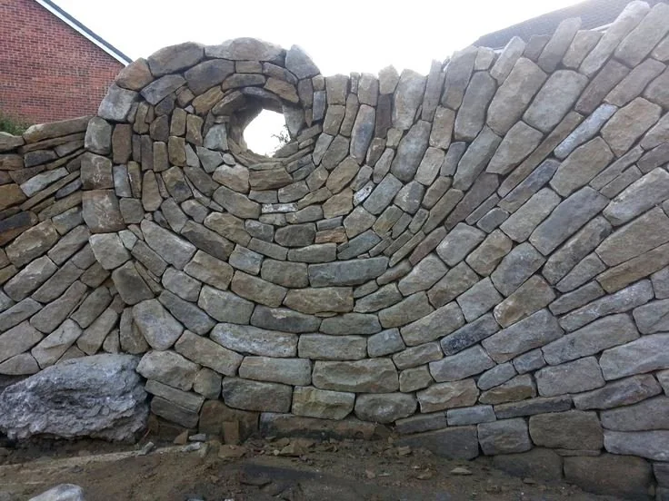 Trockenmauerkunstwerk von Andy Goldsworthy