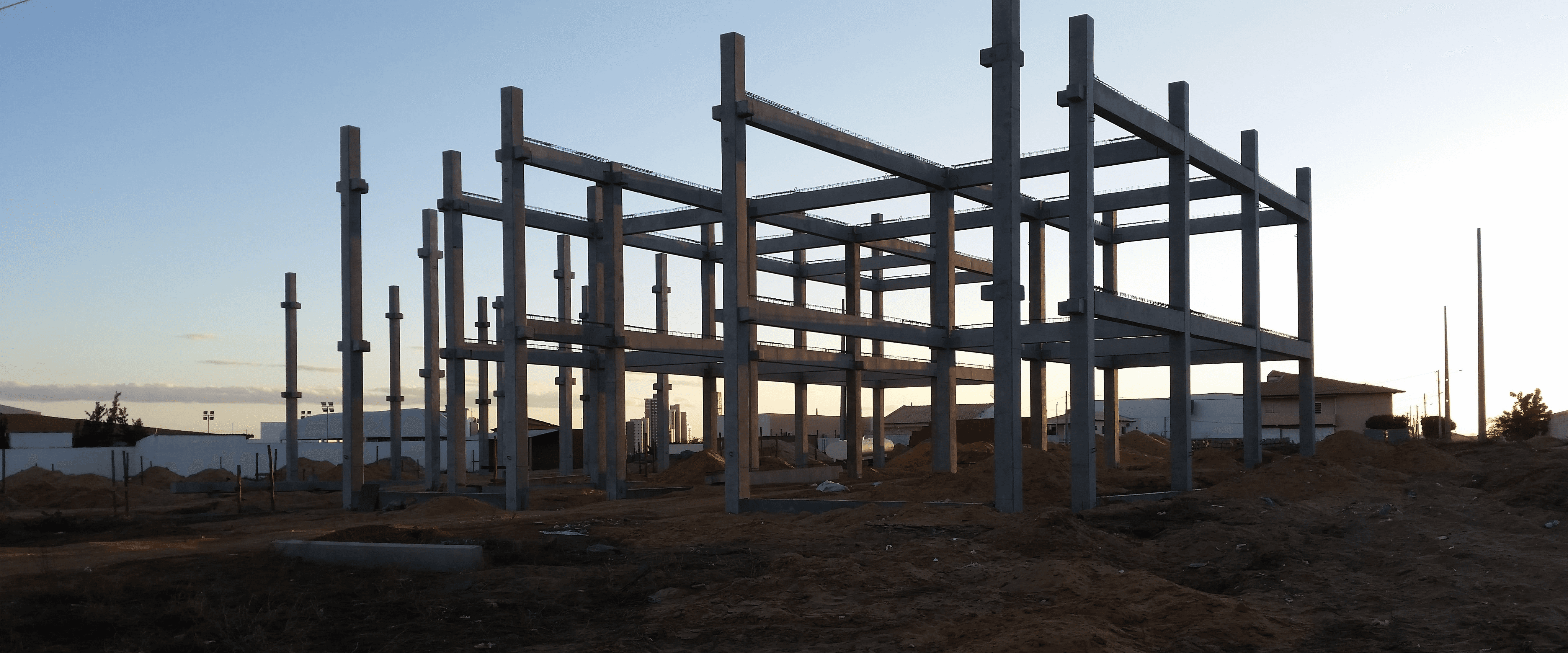 Estrutura de concreto pré-moldado em fase inicial de montagem