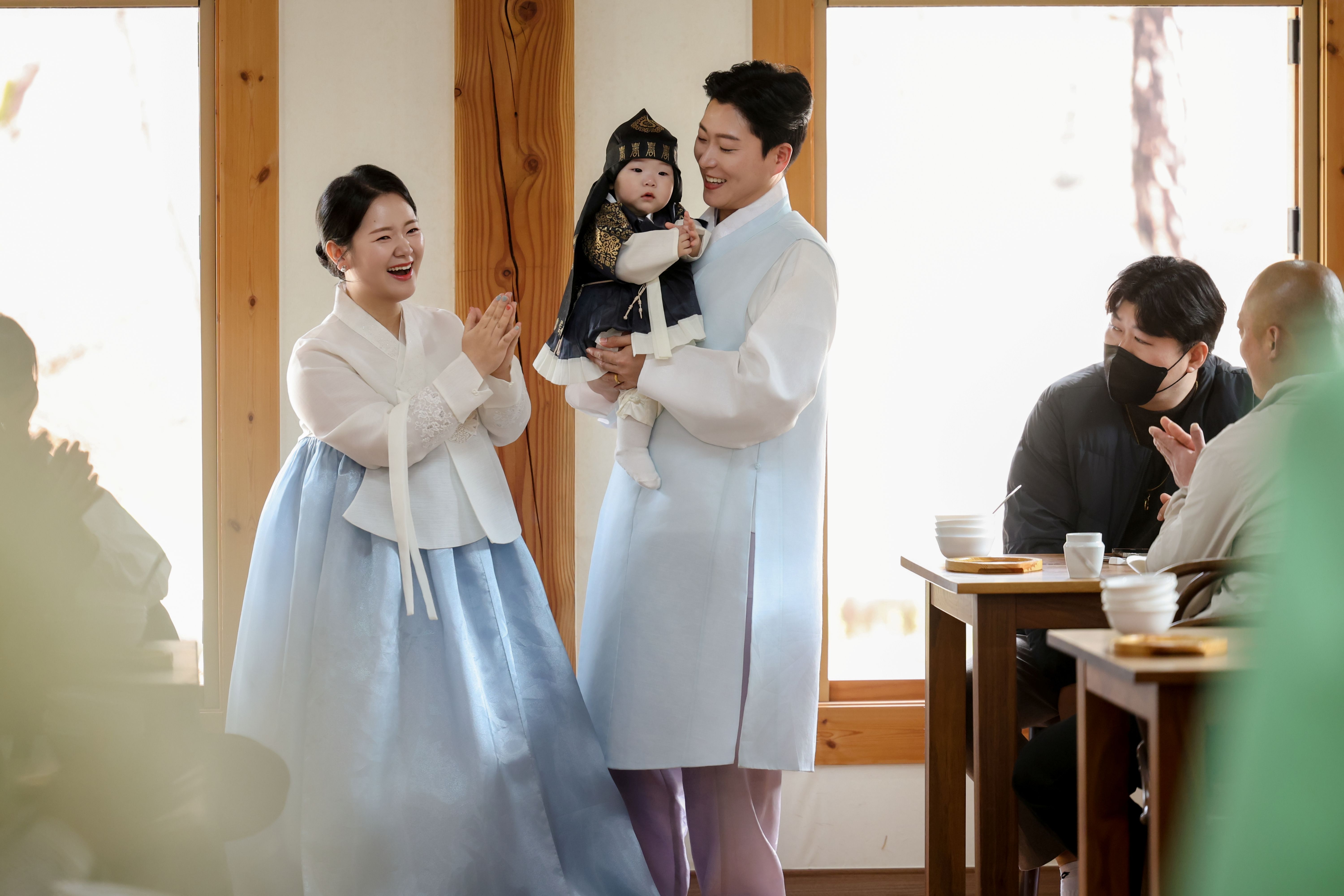안동 구름에 돌잔치 스냅 촬영 후기 | 위시즈스냅이 담아낸 한옥의 고즈넉한 첫 생일
