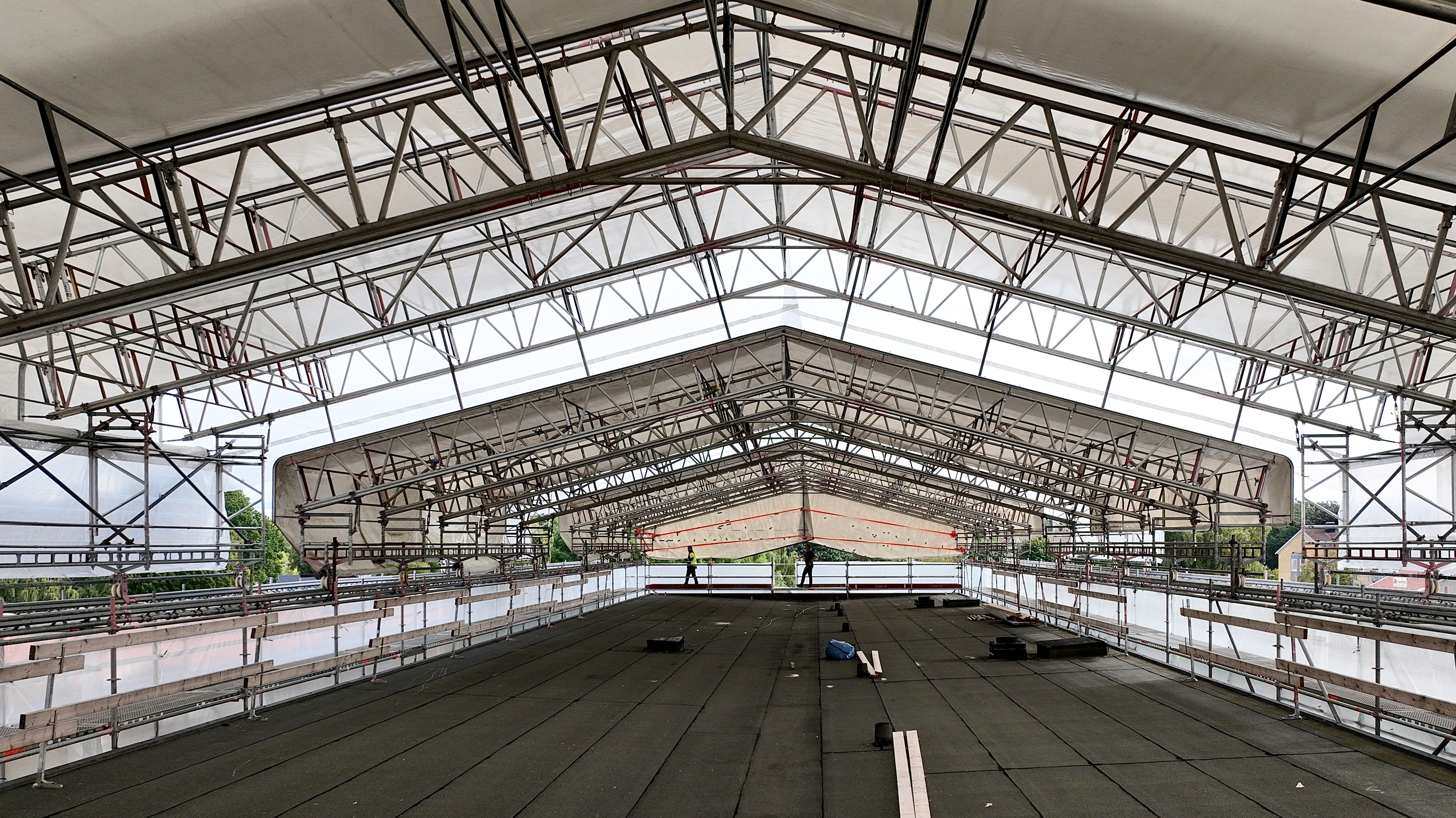 Byggnadsställning på lägenhetshus i Falköping