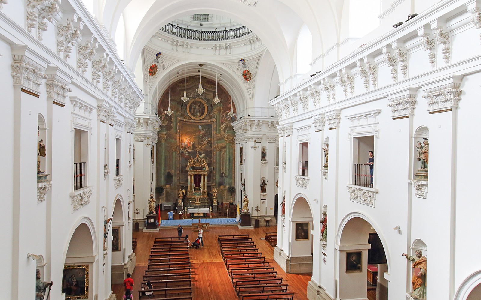 托莱多耶稣会教堂的内部，设有华丽的祭坛和木制长椅。