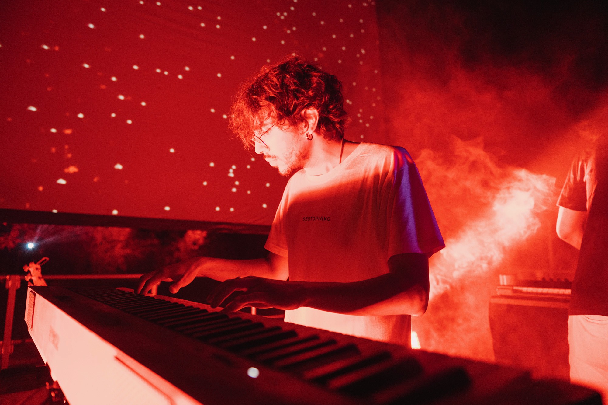 Digma Music: Arte & Performance  Nel cuore della musica elettronica Torino, Digma Music si distingue per la sua versatilità e per la capacità di coinvolgere il pubblico nei DJ set live Torino. Attraverso la collaborazione con Sestopiano Torino, l’artista ha portato nei nostri format una miscela equilibrata di ritmo, energia e ricerca sonora.  La sua presenza nei Sestopiano eventi contribuisce alla crescita della scena degli eventi Torino, mettendo in evidenza le potenzialità espressive di ogni DJ Torino e producer. Questa sezione è dedicata al profilo ufficiale di Digma Music, dove puoi esplorare lineup passate e future Events Turin.  Per tutte le novità segui Digma Music su Instagram e gli altri social ufficiali.