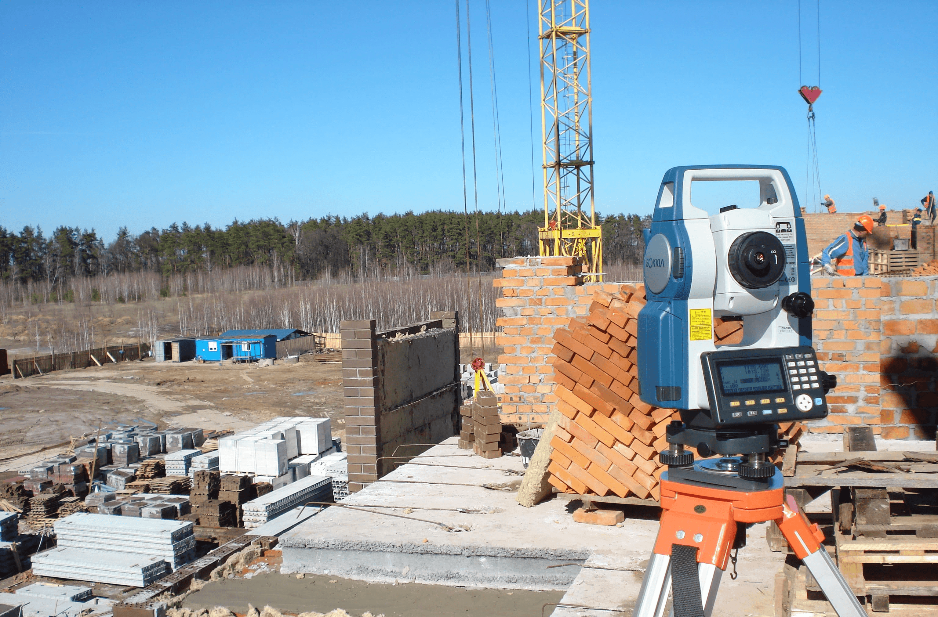 Геодезичний пристрій на фоні будівництва