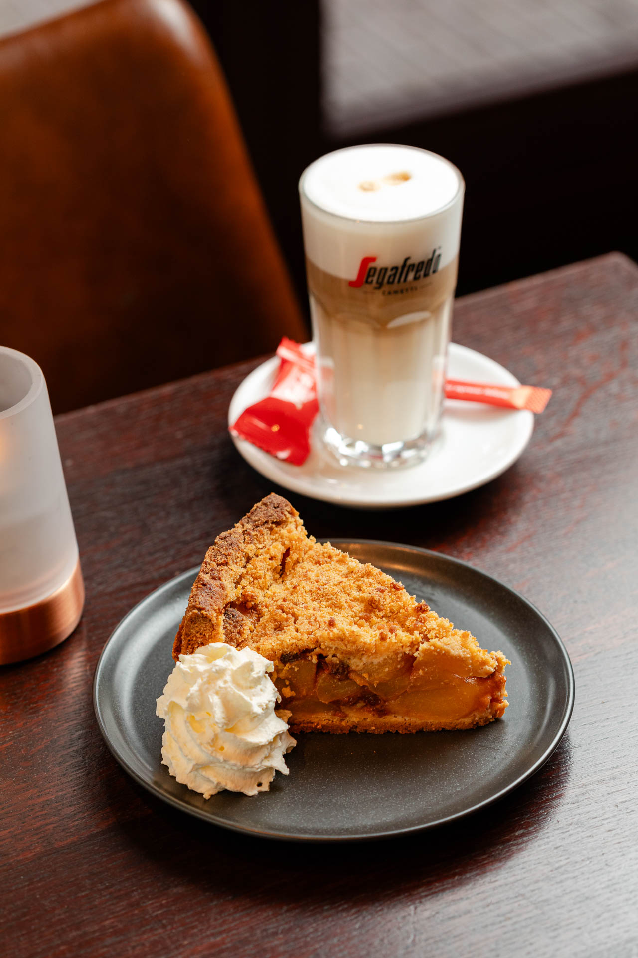 Een heerlijke koffie met versgebakken appeltaart met slagroom