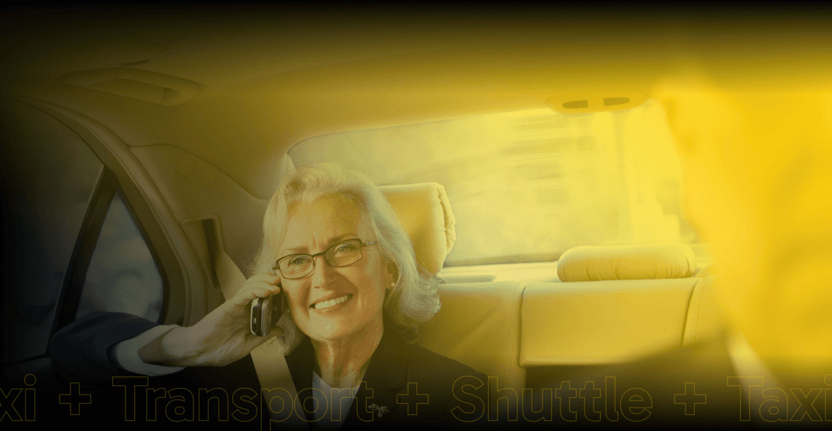 Ältere Person sitzt im Taxi und ist glücklich.