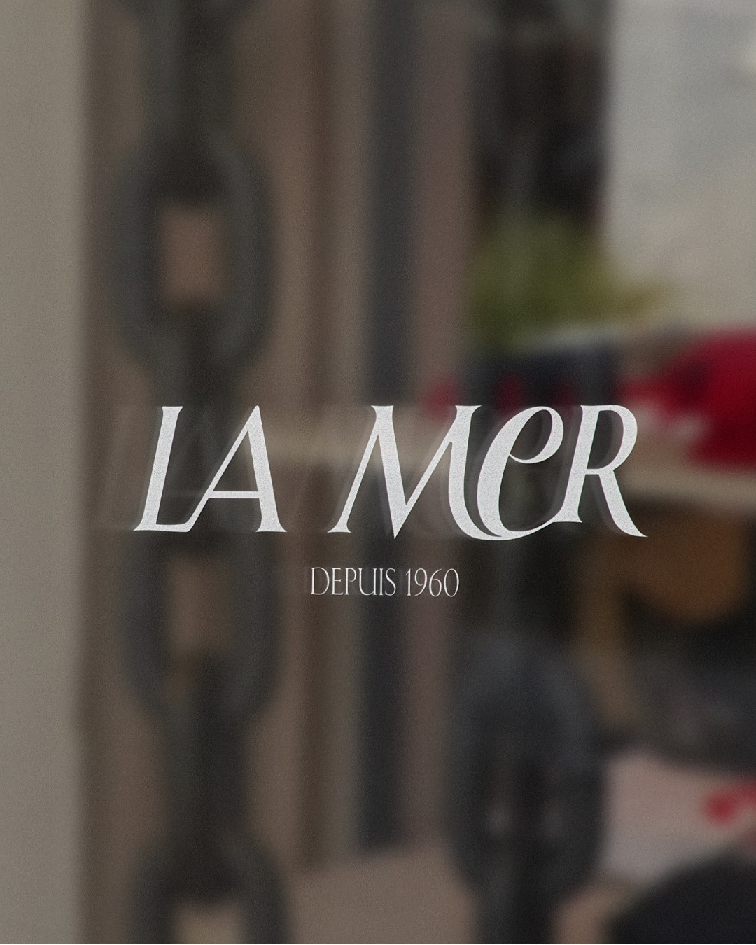 Nouveau logo de la marque La Mer, typographie élégante avec courbes inspirées des vagues et du monde marin