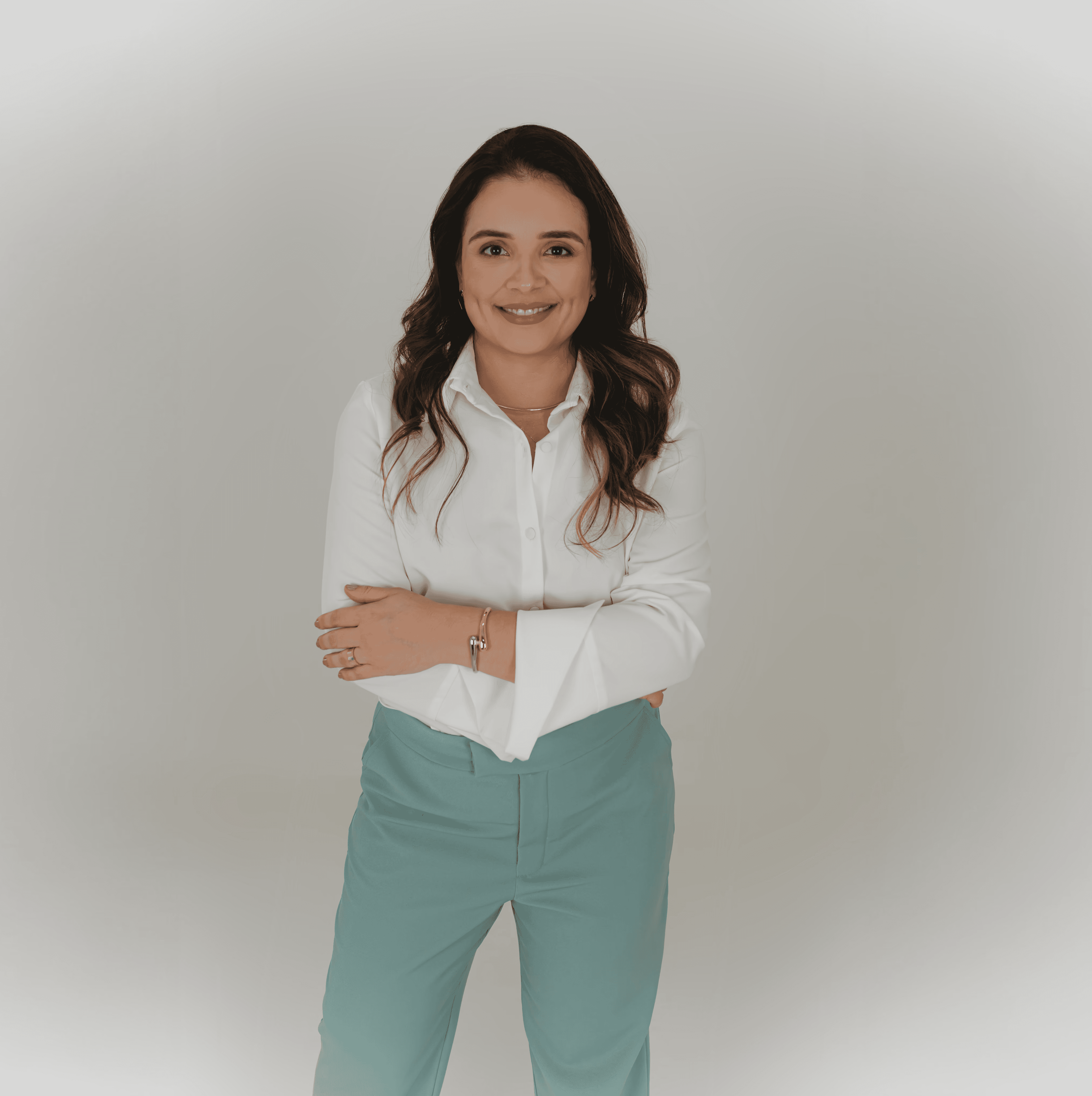 Dra. Viviane Batista, médica cardiologista em Goiânia, posando sorridente em seu consultório no Setor Marista.