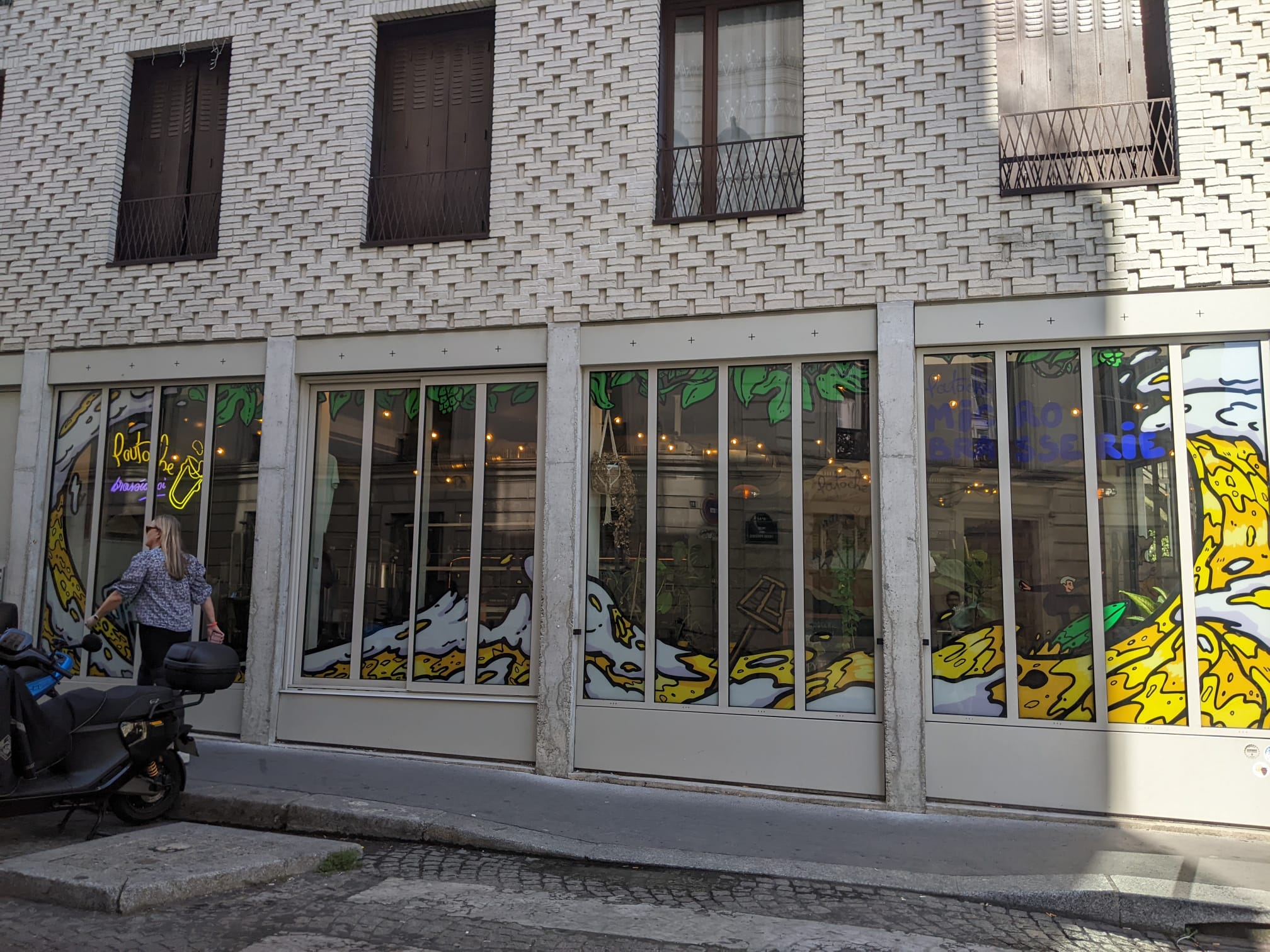 La grande vitrine de gauche