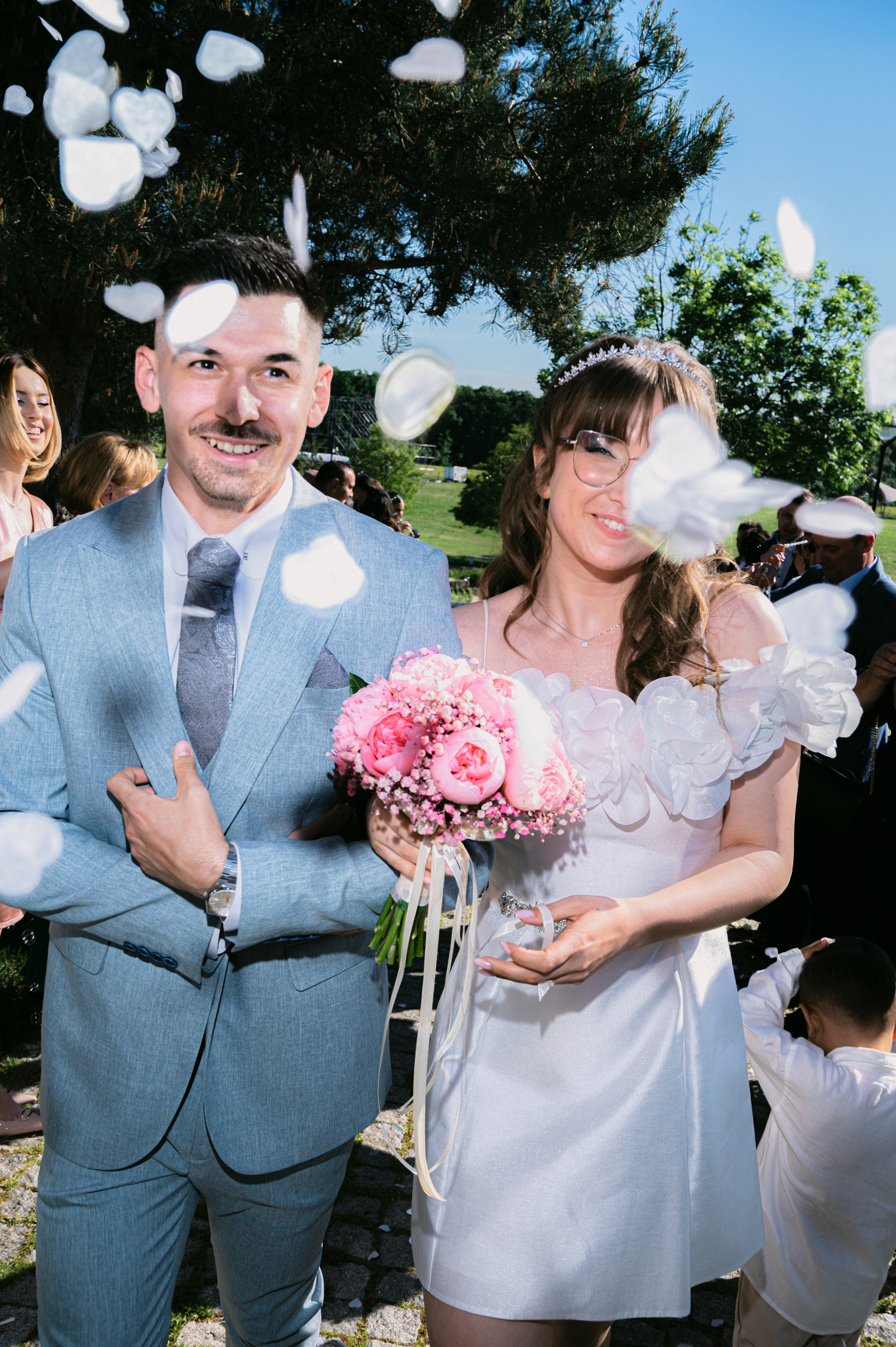 Mireasă ținând buchetul de flori după ceremonia civilă, fotografie naturală realizată la o cununie în aer liber în Snagov.