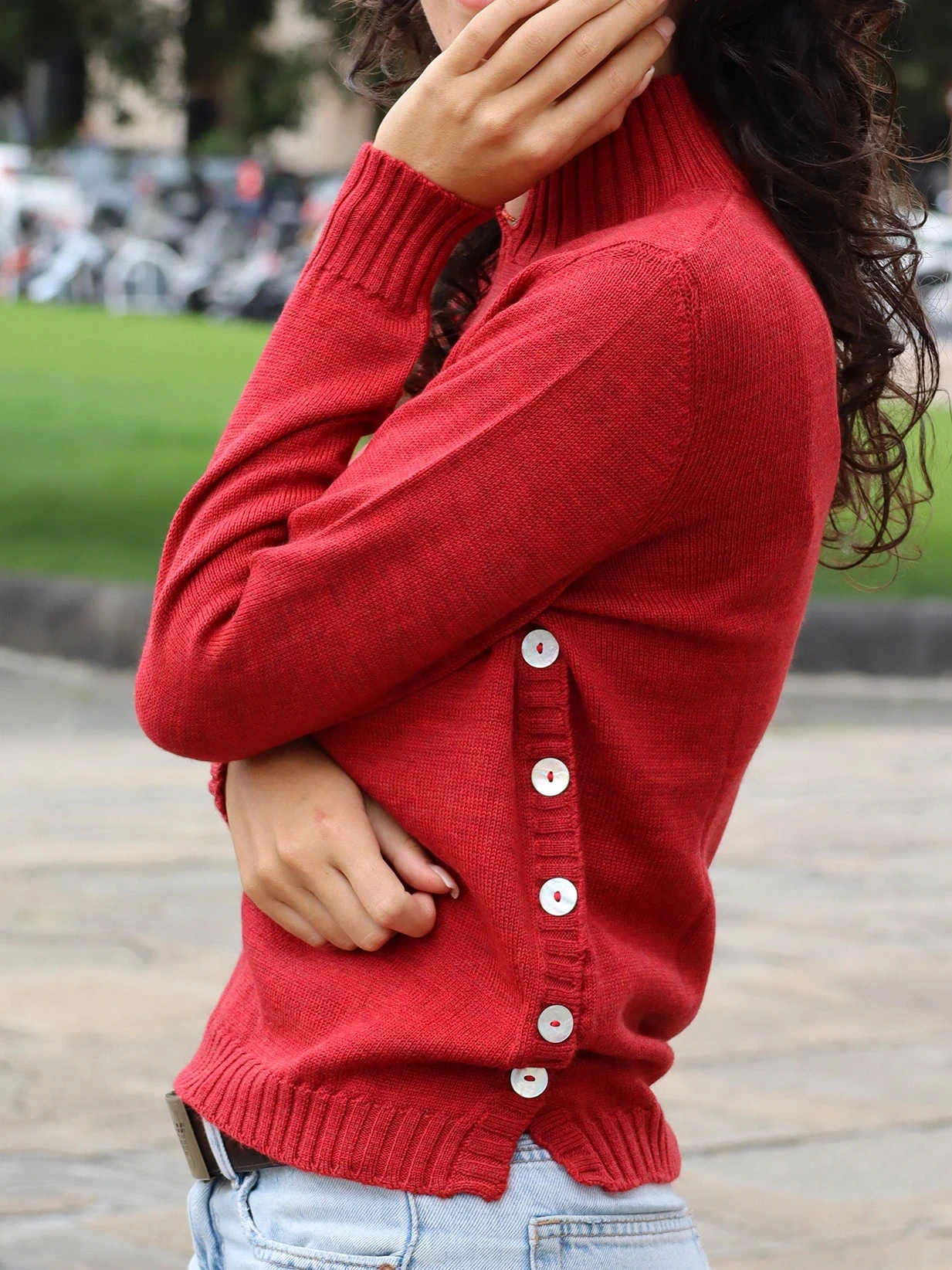 Shooting fotografico per Strike Inside realizzato da Aura Studio, agenzia di comunicazione di Genova: immagini che valorizzano la maglieria artigianale e la qualità Made in Italy.