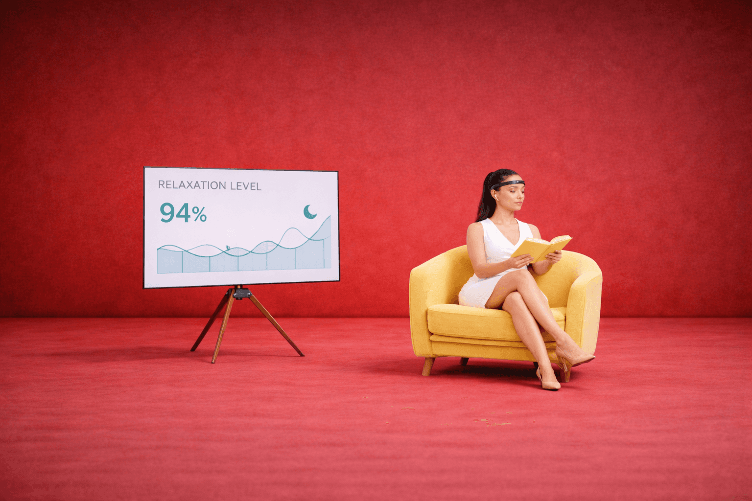 Participant folosind experiența Mind Control Edenred cu cască EEG și ecran interactiv