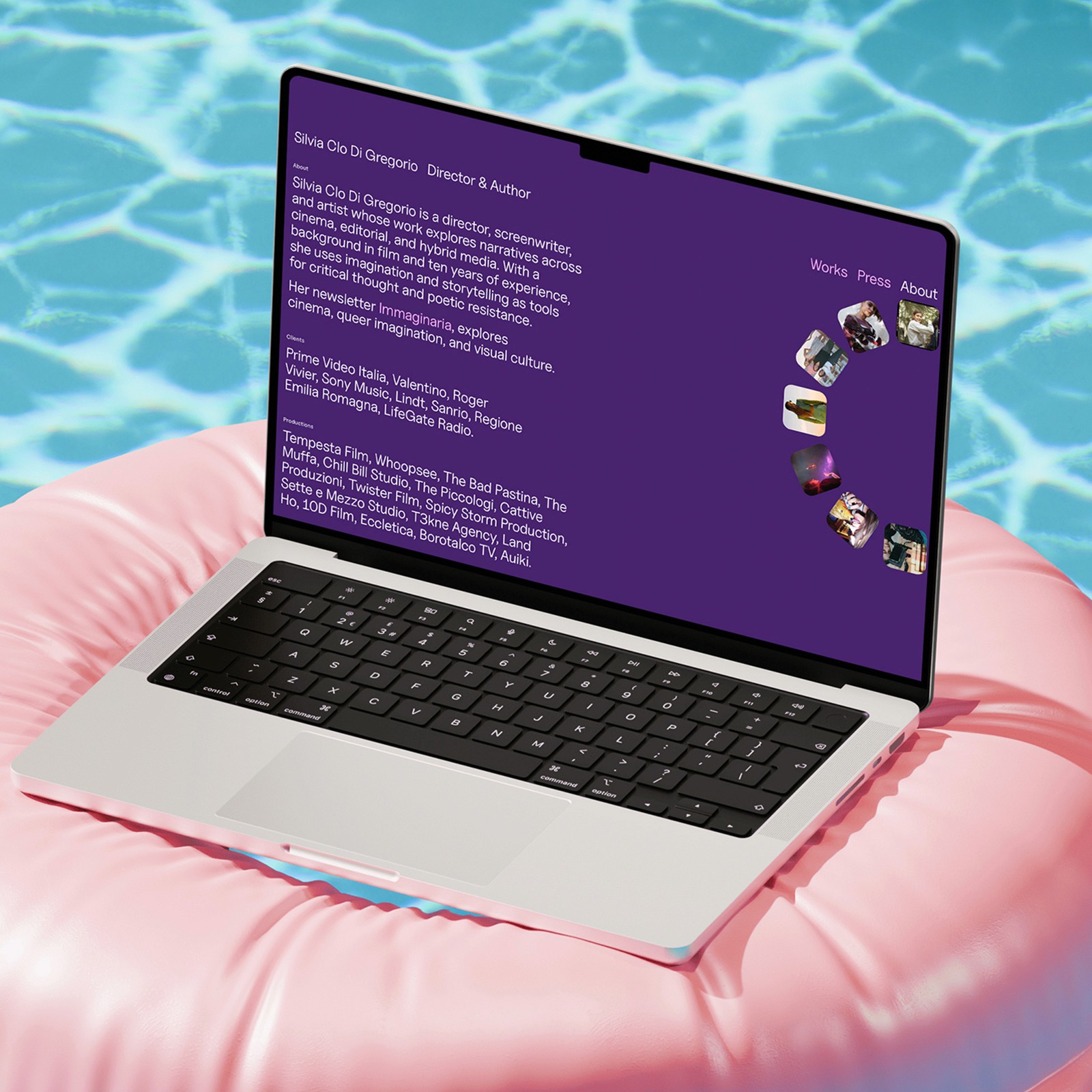 Mockiup della pagina Chi sono su un Macbook che galleggia sopra un gonfiabile rosa.